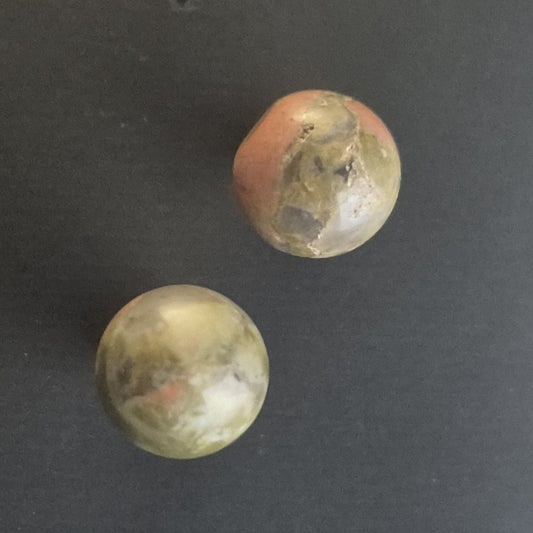 Natürliche Ohrstecker mit Unakit – Erdige Eleganz und harmonische Farben