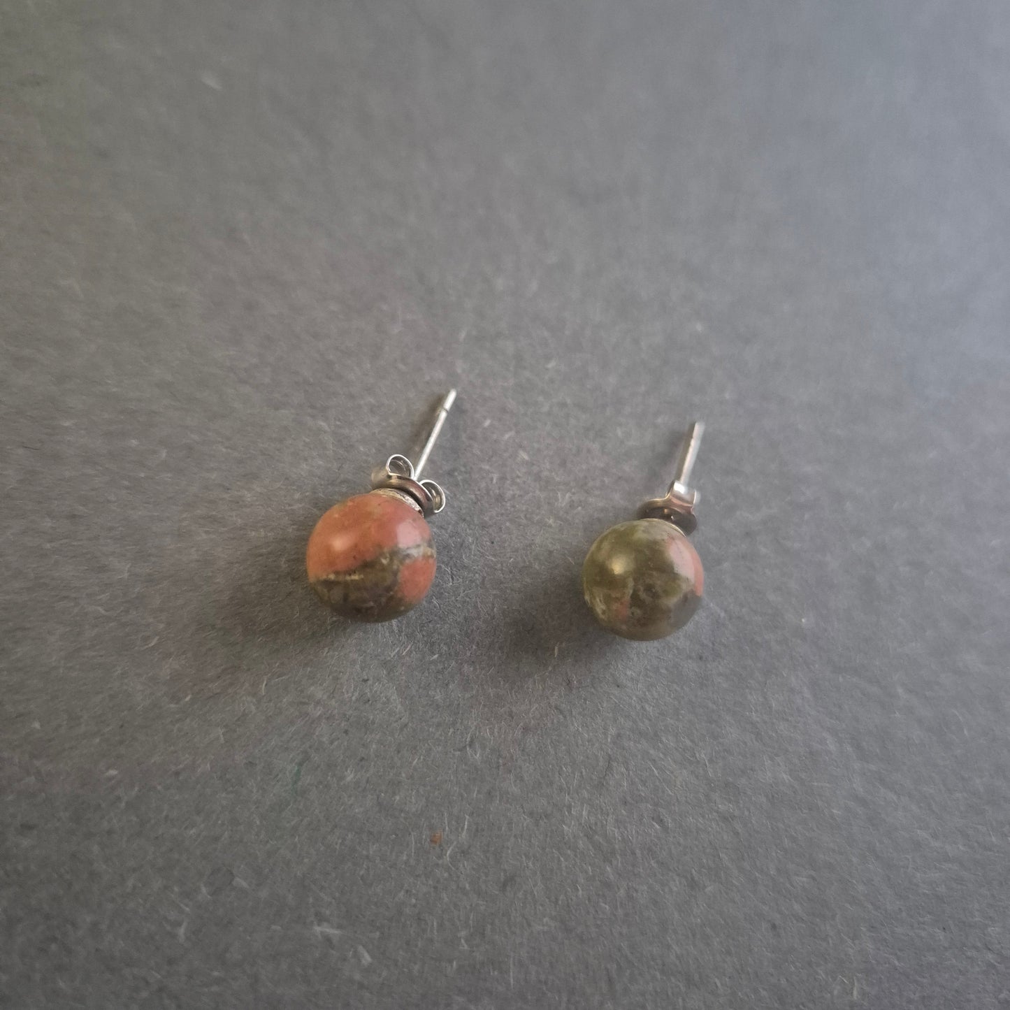 Natürliche Ohrstecker mit Unakit – Erdige Eleganz und harmonische Farben