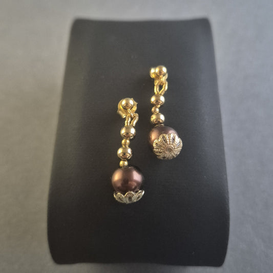 Elegante Ohrhänger mit goldfarbenen Perlen und Bordeaux-Akzenten