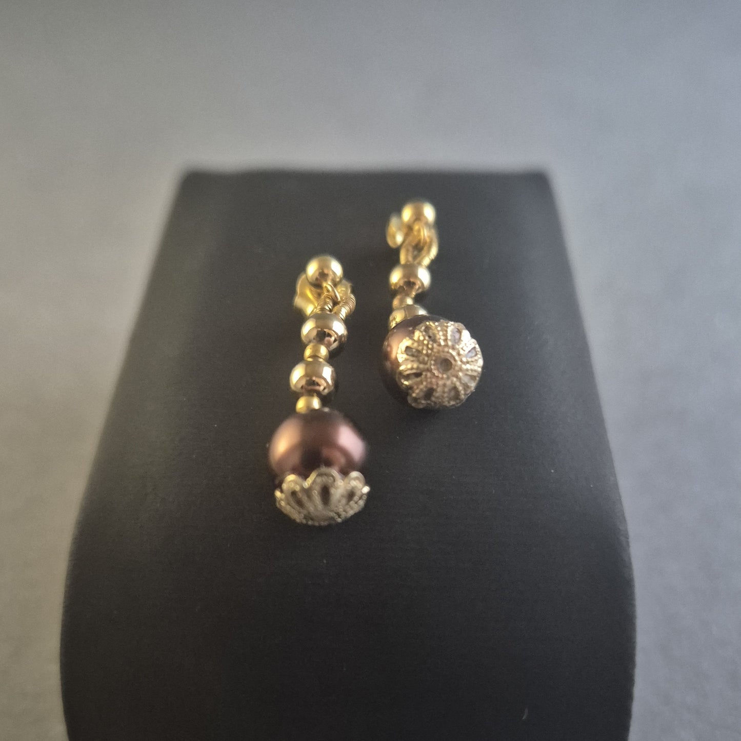 Elegante Ohrhänger mit goldfarbenen Perlen und Bordeaux-Akzenten