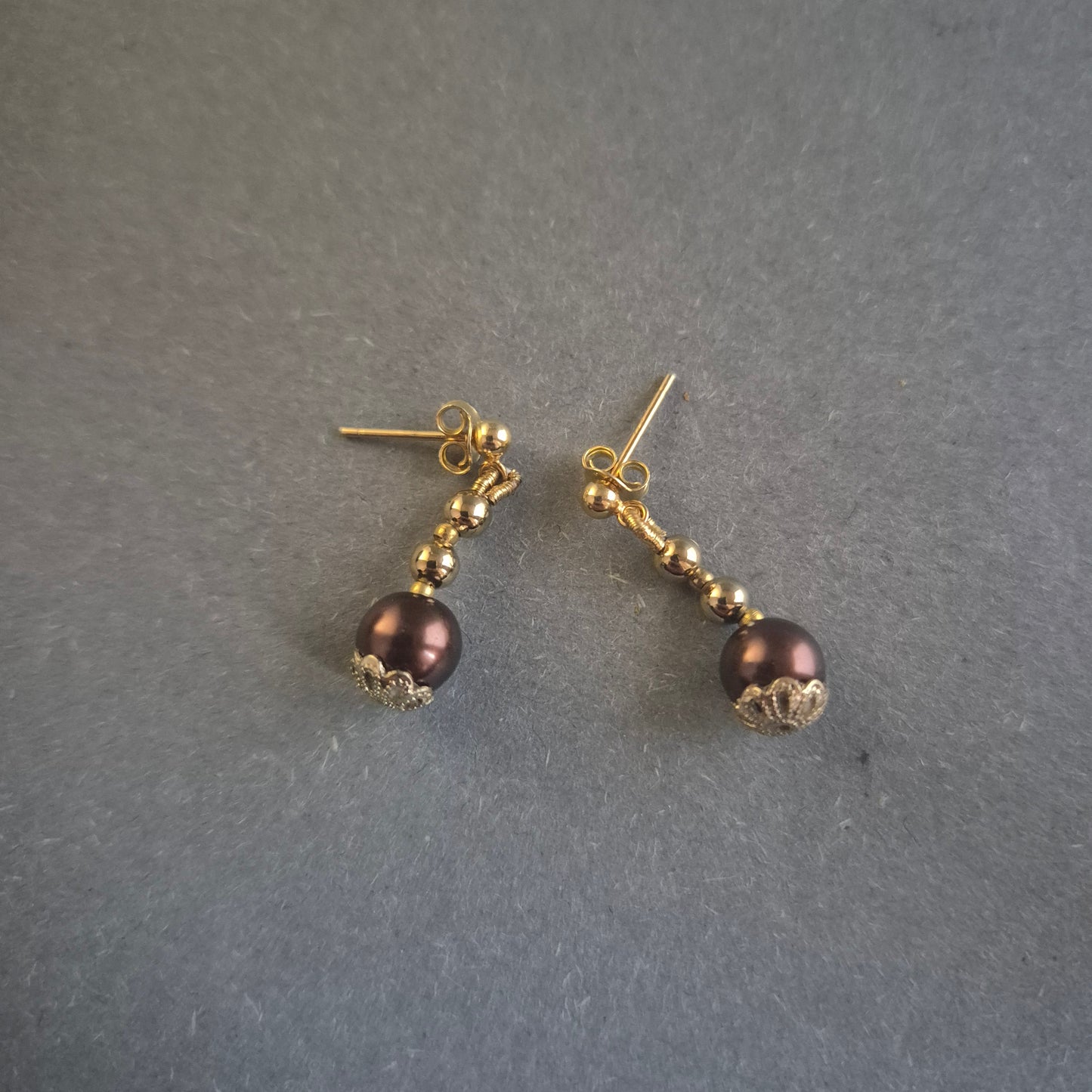 Elegante Ohrhänger mit goldfarbenen Perlen und Bordeaux-Akzenten