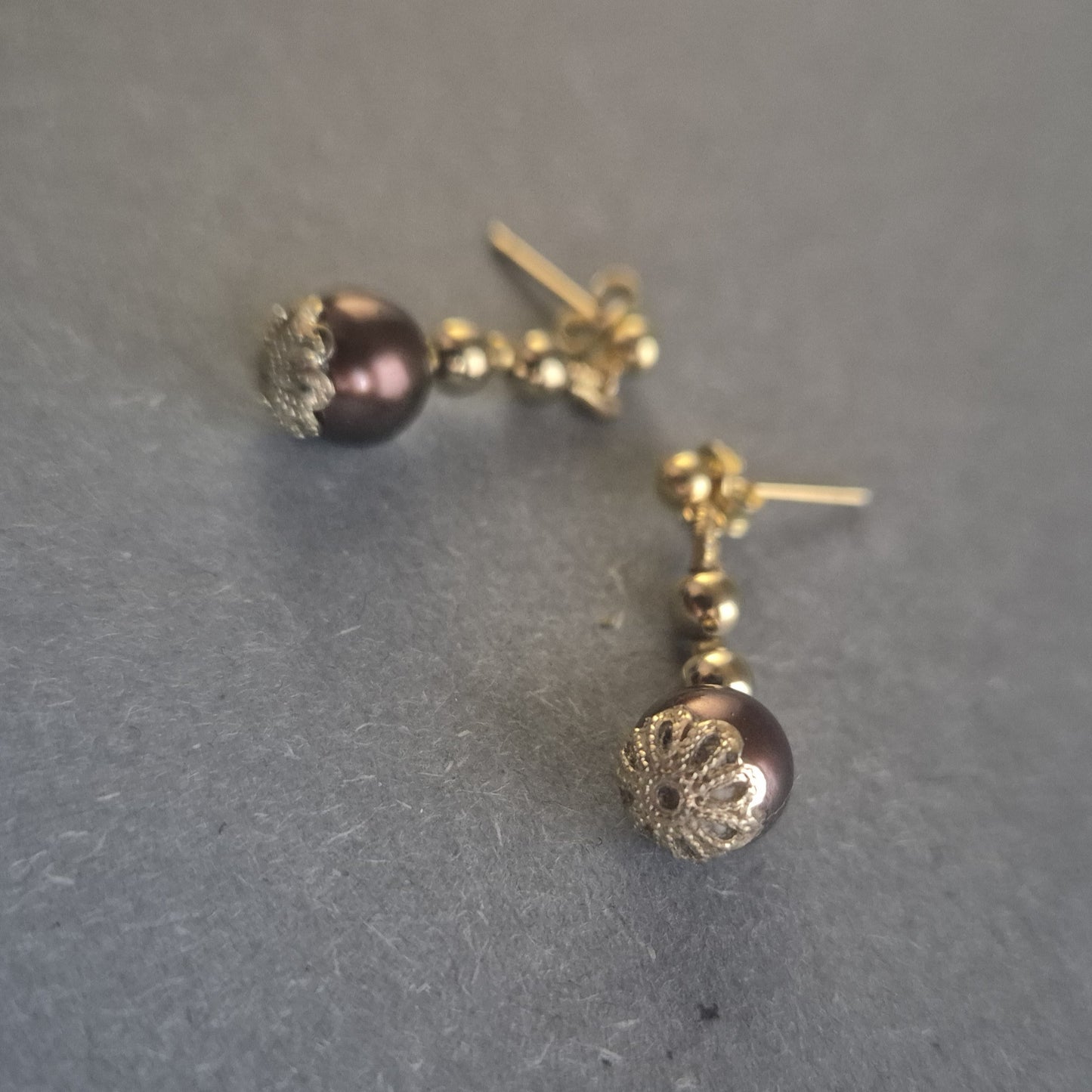 Elegante Ohrhänger mit goldfarbenen Perlen und Bordeaux-Akzenten