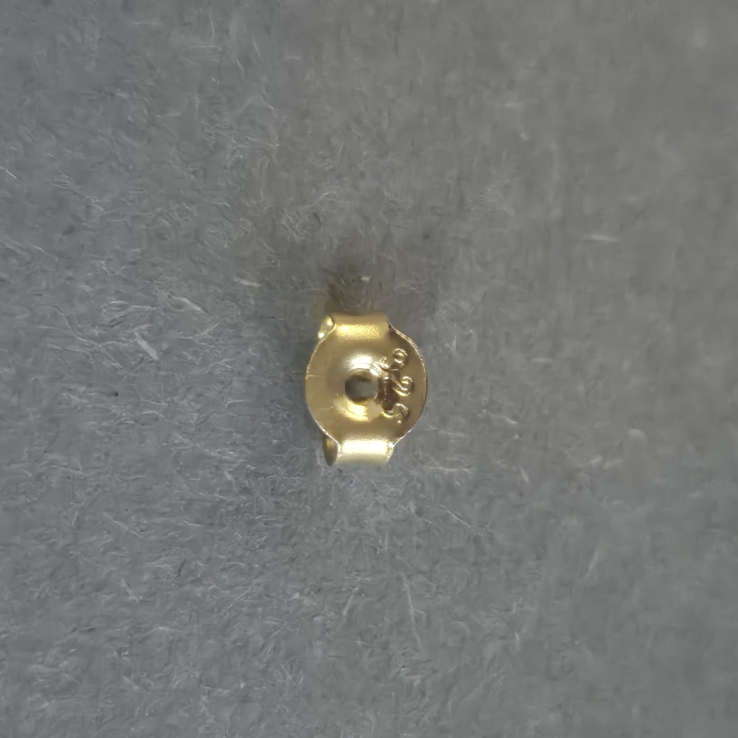 Elegante Ohrhänger mit goldfarbenen Perlen und Bordeaux-Akzenten