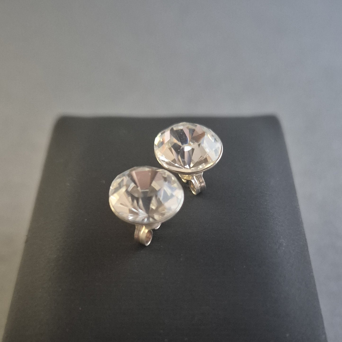 Elegante Ohrstecker mit klaren Kristallen – Schlichte Eleganz