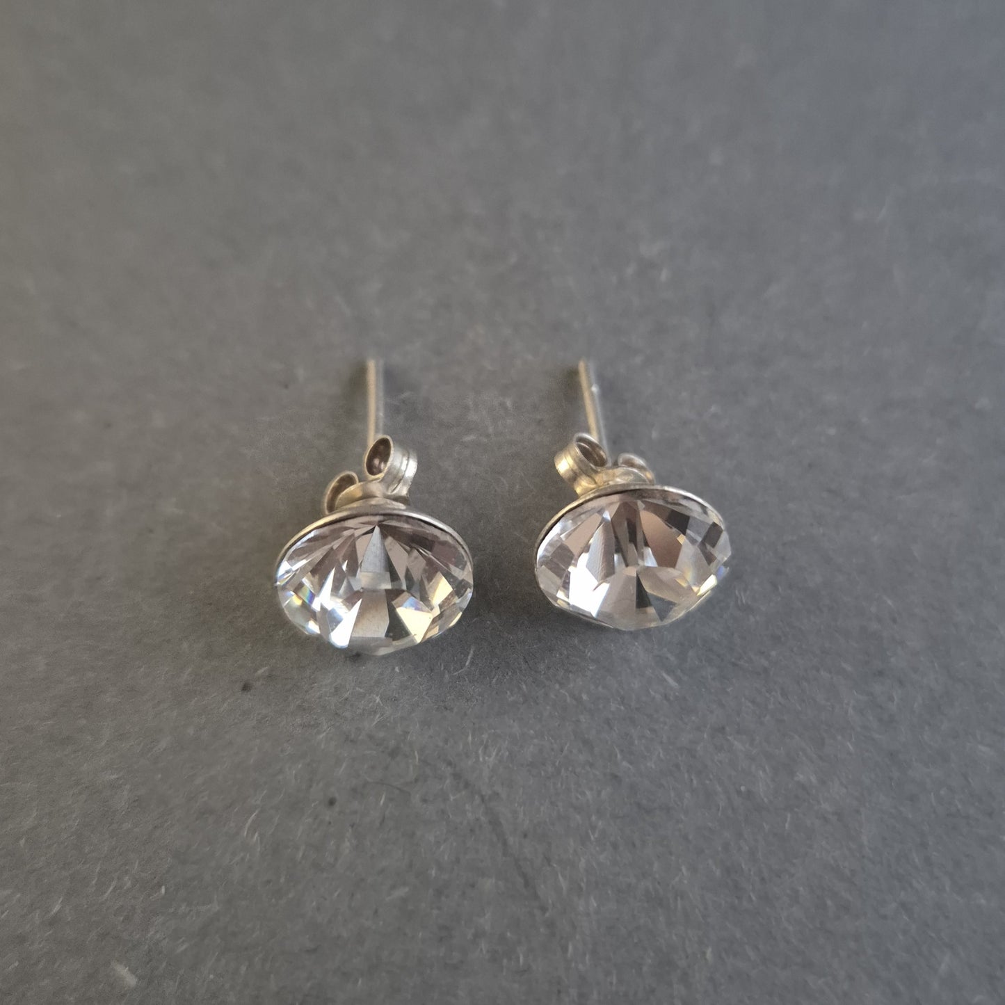 Elegante Ohrstecker mit klaren Kristallen – Schlichte Eleganz