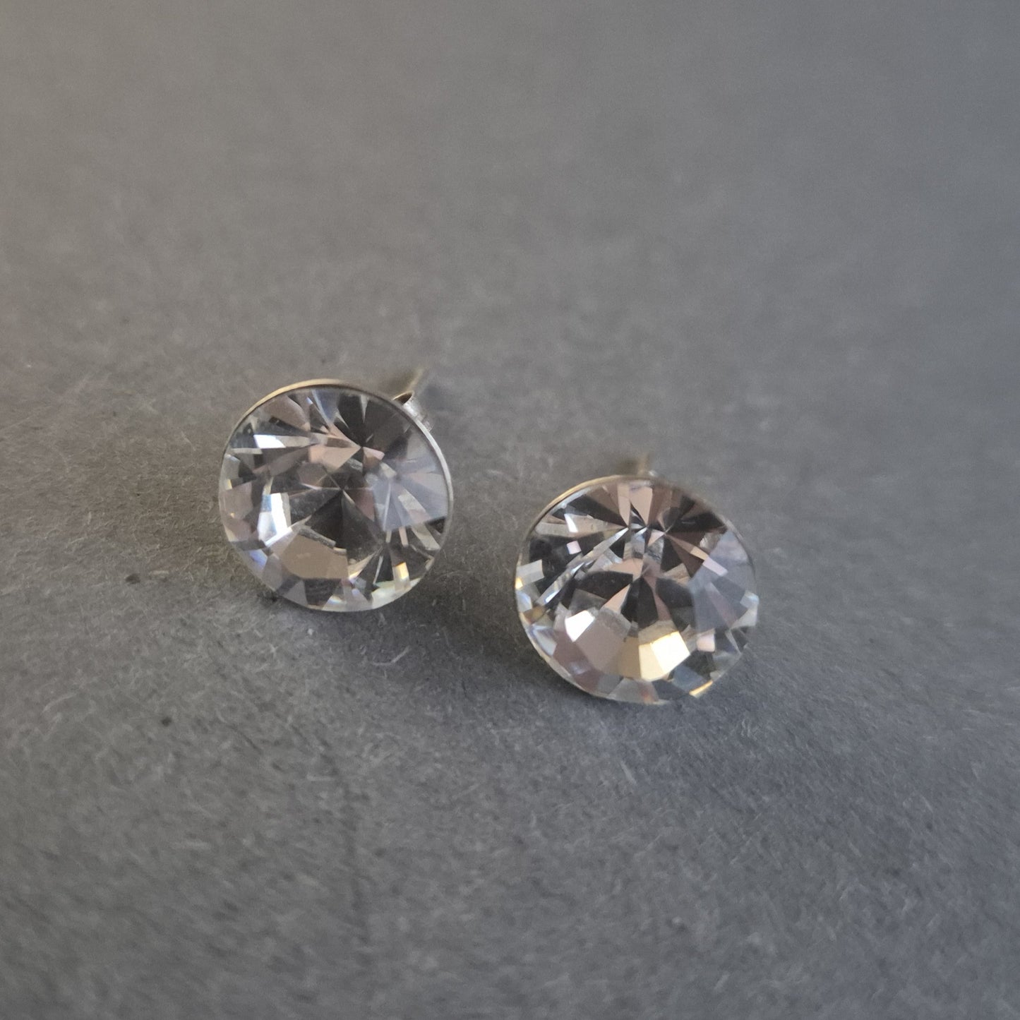 Elegante Ohrstecker mit klaren Kristallen – Schlichte Eleganz