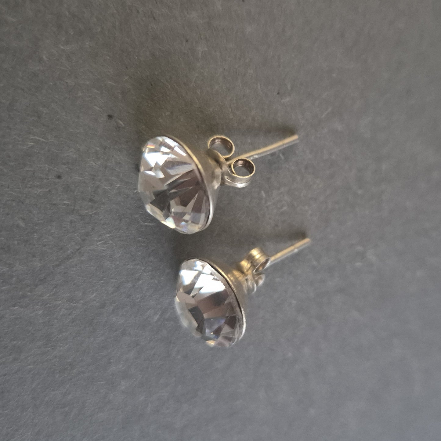 Elegante Ohrstecker mit klaren Kristallen – Schlichte Eleganz