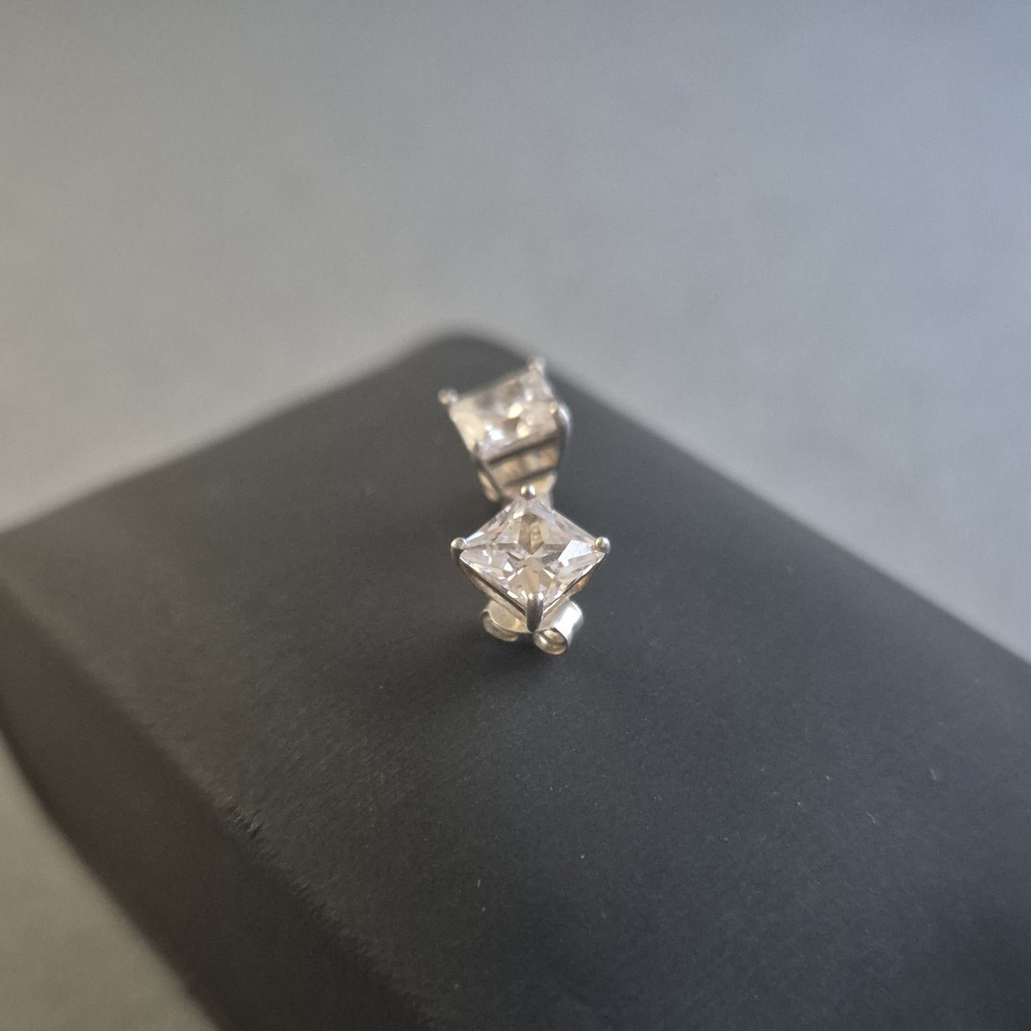 Elegante Silber Ohrstecker mit quadratischen Zirkonia – Zeitlose Eleganz