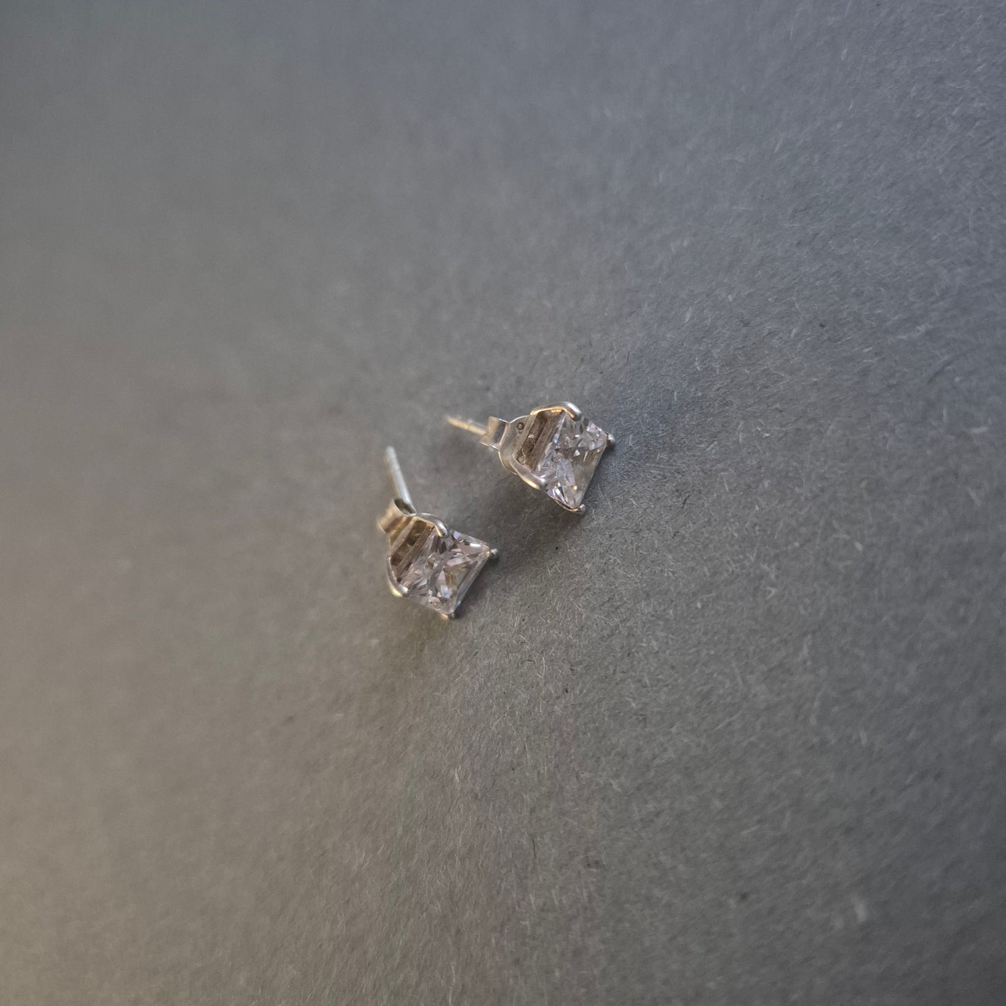 Elegante Silber Ohrstecker mit quadratischen Zirkonia – Zeitlose Eleganz