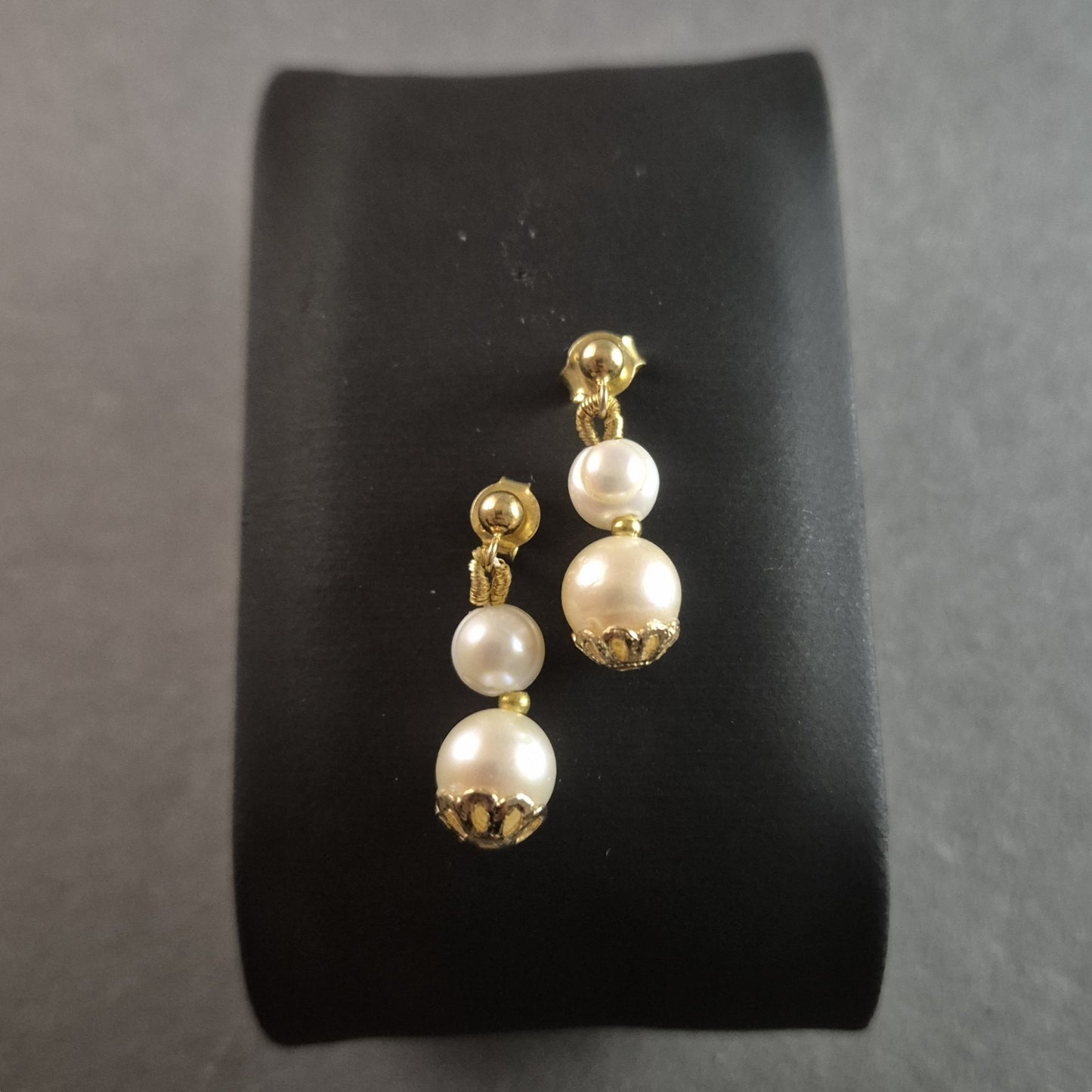 Elegante Perlen-Ohrhänger mit goldfarbenen Akzenten – Klassische Schönheit