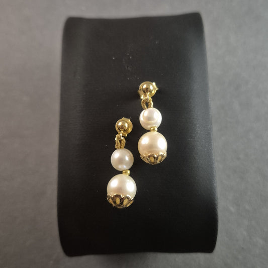 Elegante Perlen-Ohrhänger mit goldfarbenen Akzenten – Klassische Schönheit