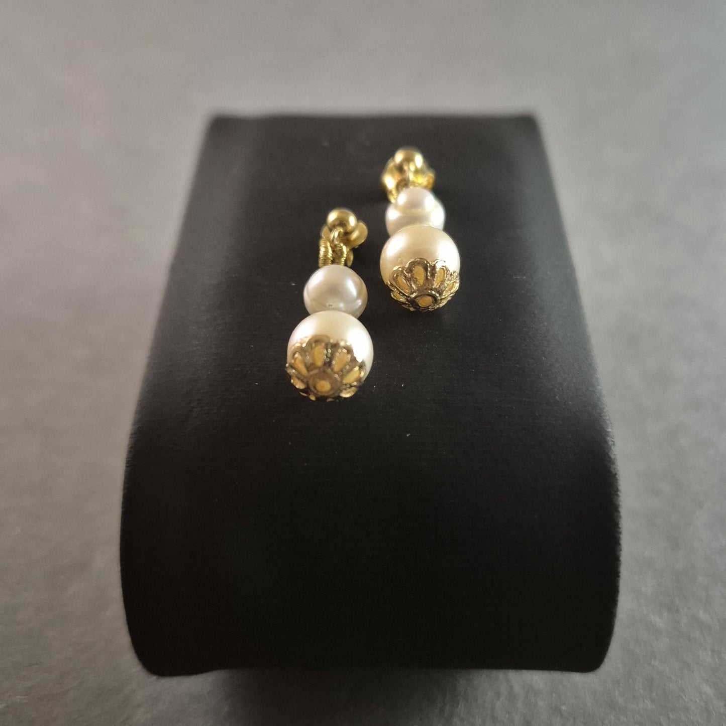 Elegante Perlen-Ohrhänger mit goldfarbenen Akzenten – Klassische Schönheit