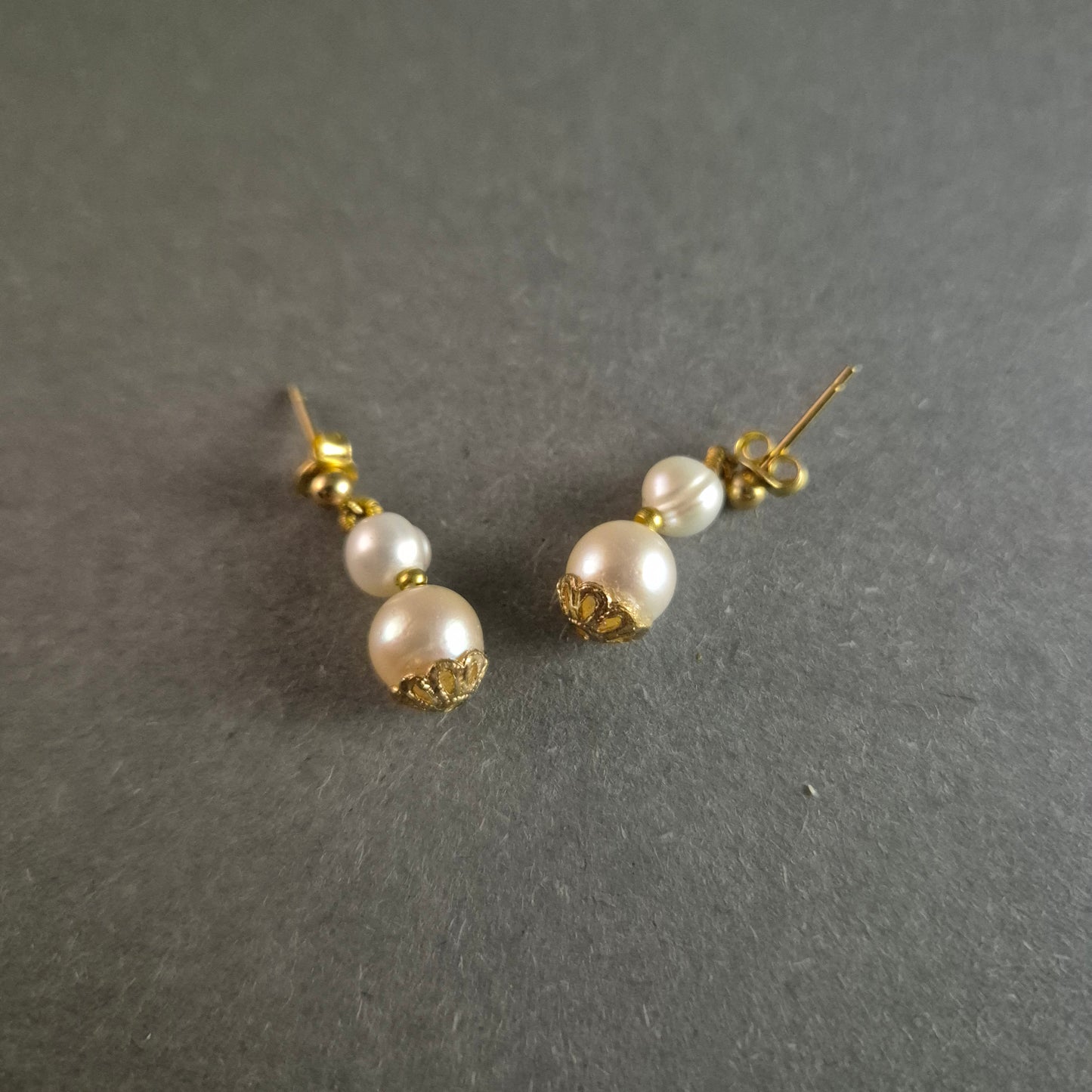 Elegante Perlen-Ohrhänger mit goldfarbenen Akzenten – Klassische Schönheit