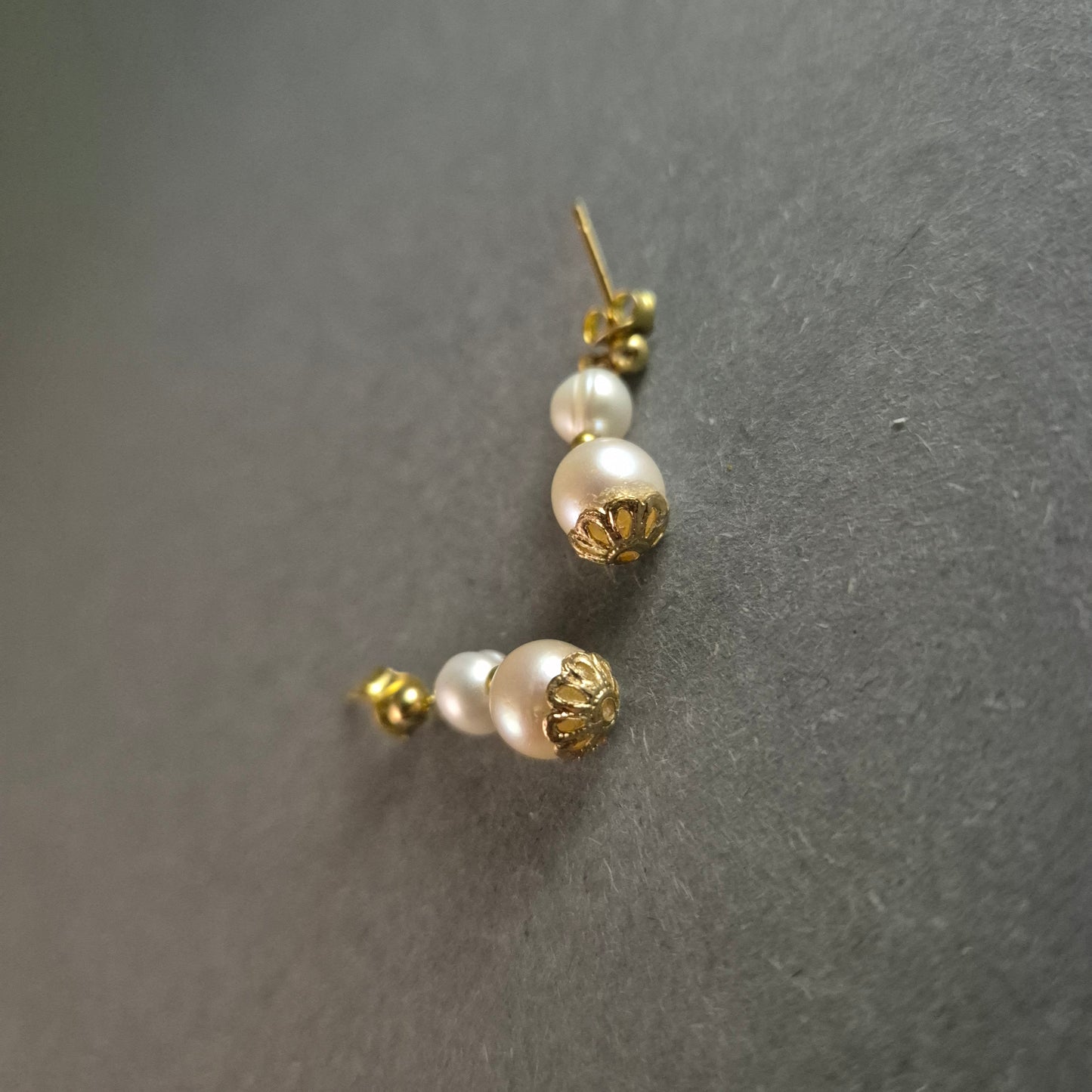 Elegante Perlen-Ohrhänger mit goldfarbenen Akzenten – Klassische Schönheit