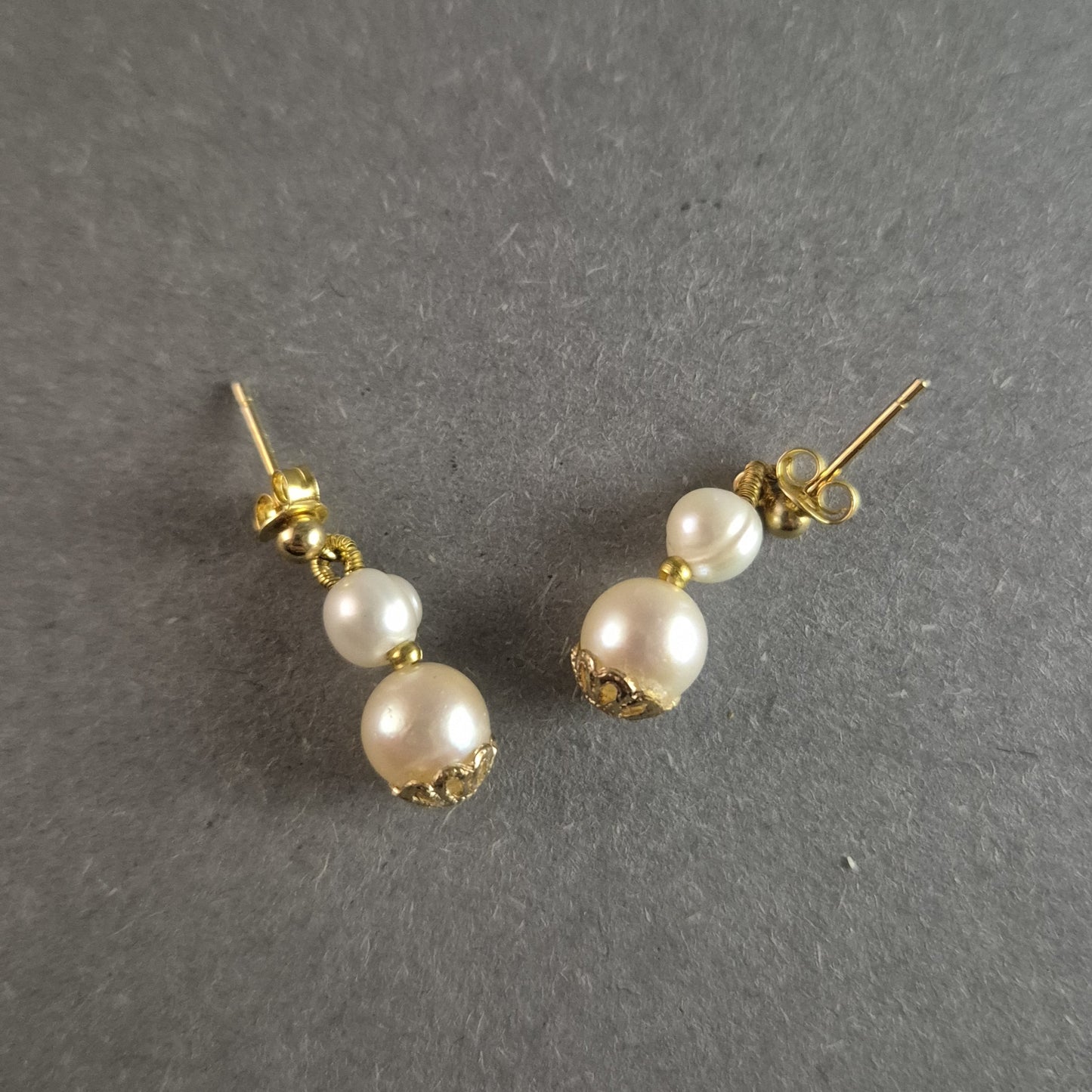 Elegante Perlen-Ohrhänger mit goldfarbenen Akzenten – Klassische Schönheit