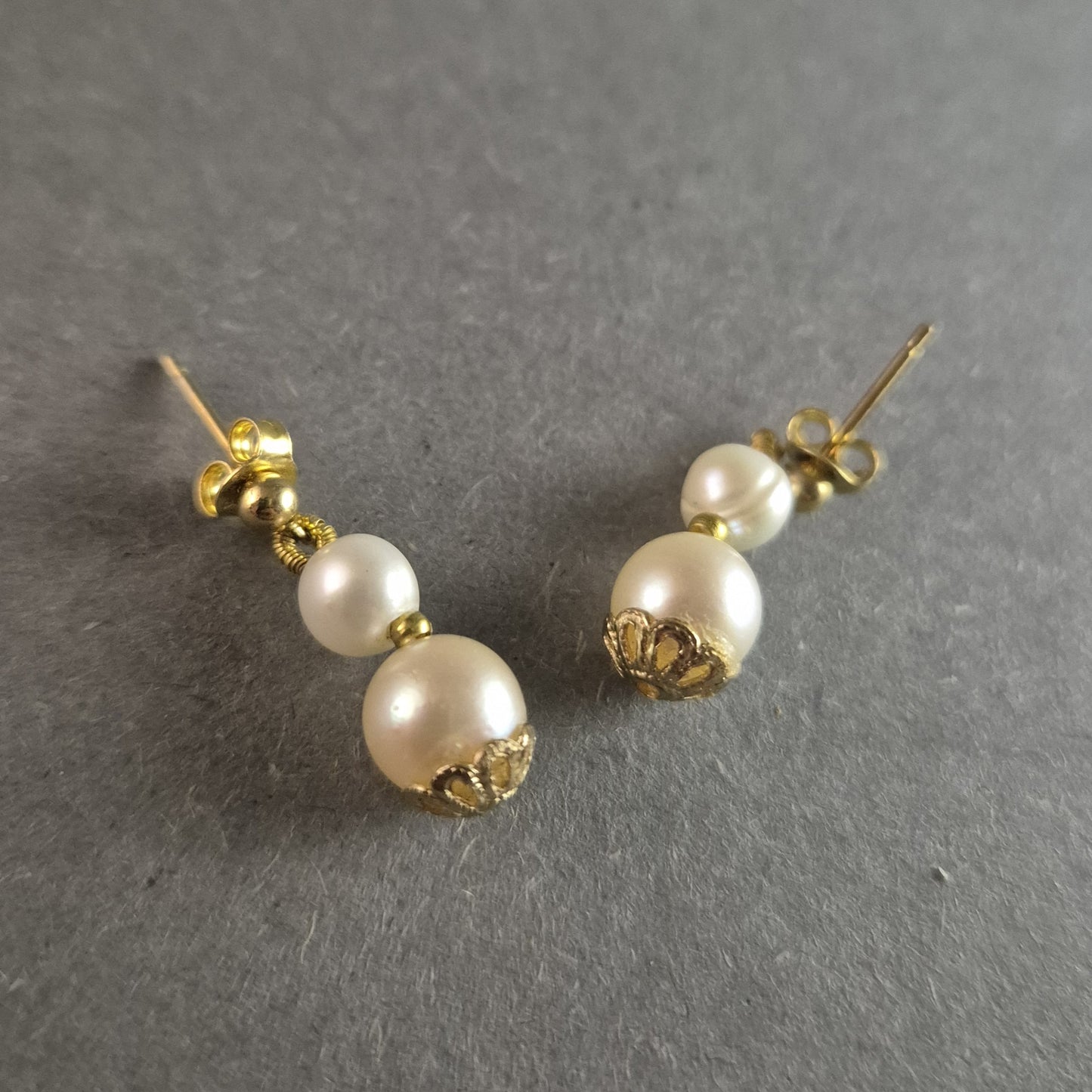 Elegante Perlen-Ohrhänger mit goldfarbenen Akzenten – Klassische Schönheit