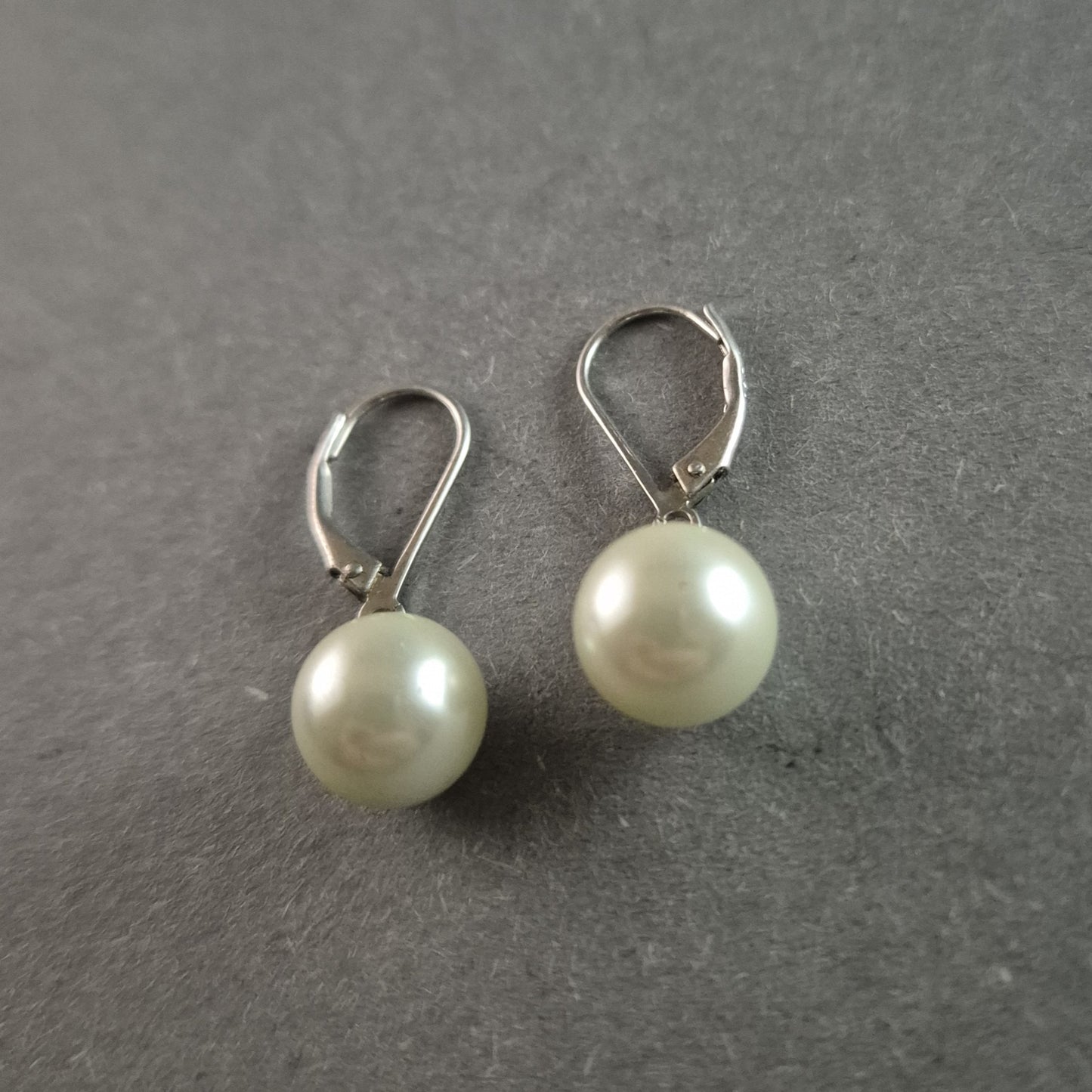 Elegante Perlen-Ohrhänger mit Klappverschluss – Schlichte Eleganz