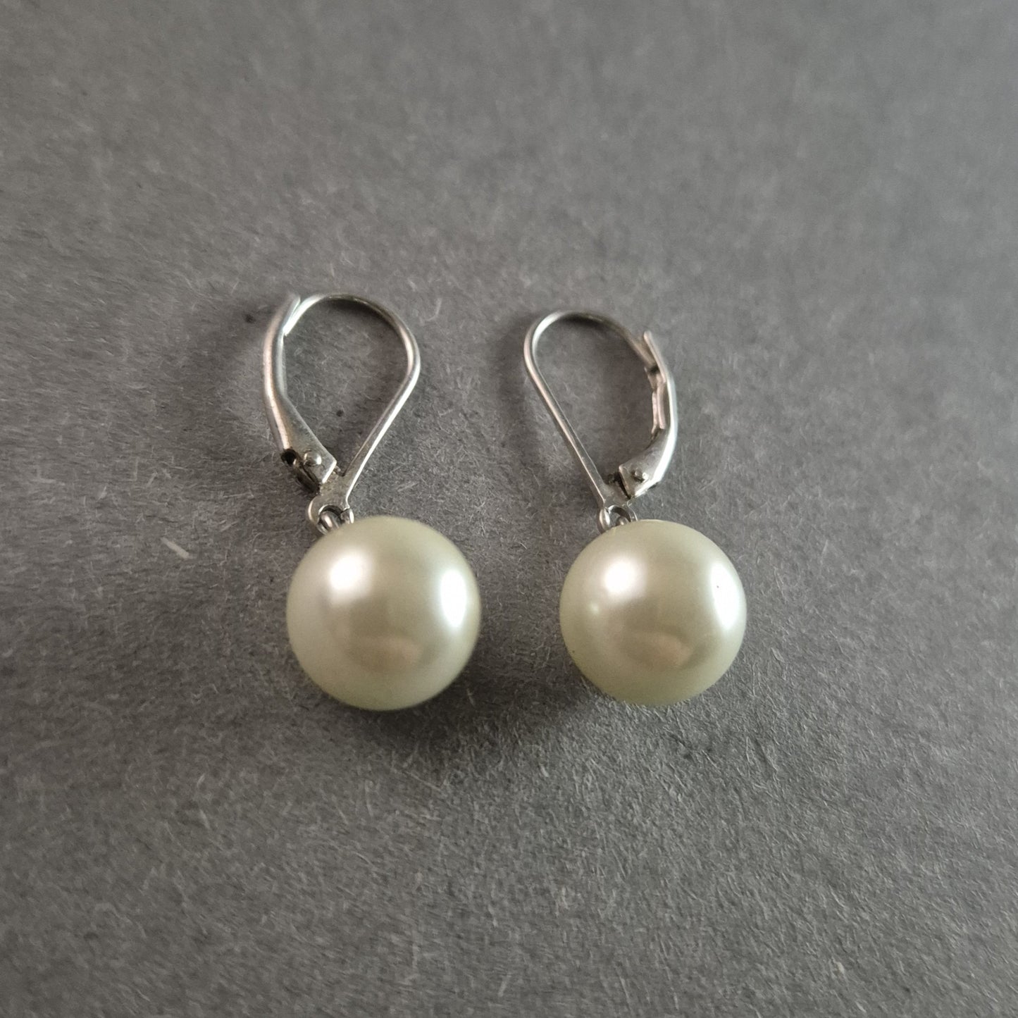 Elegante Perlen-Ohrhänger mit Klappverschluss – Schlichte Eleganz