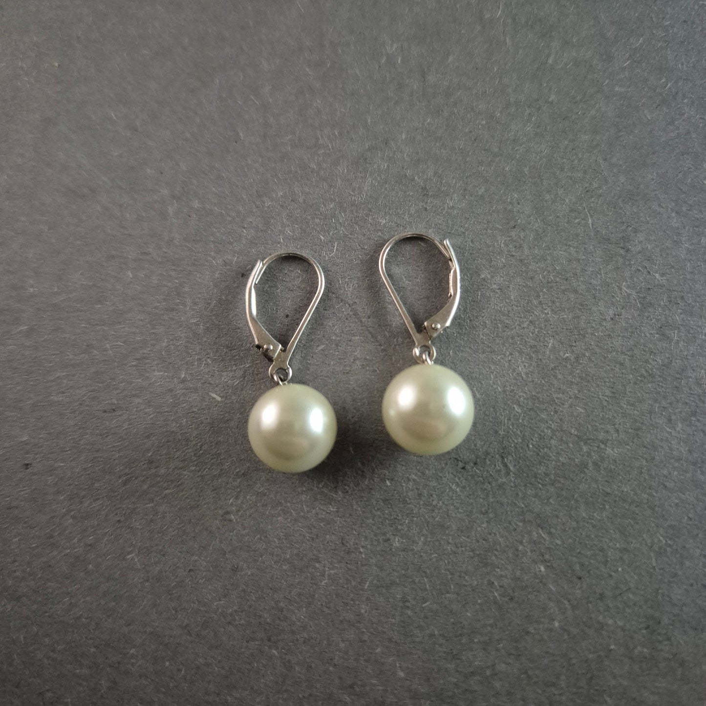 Elegante Perlen-Ohrhänger mit Klappverschluss – Schlichte Eleganz