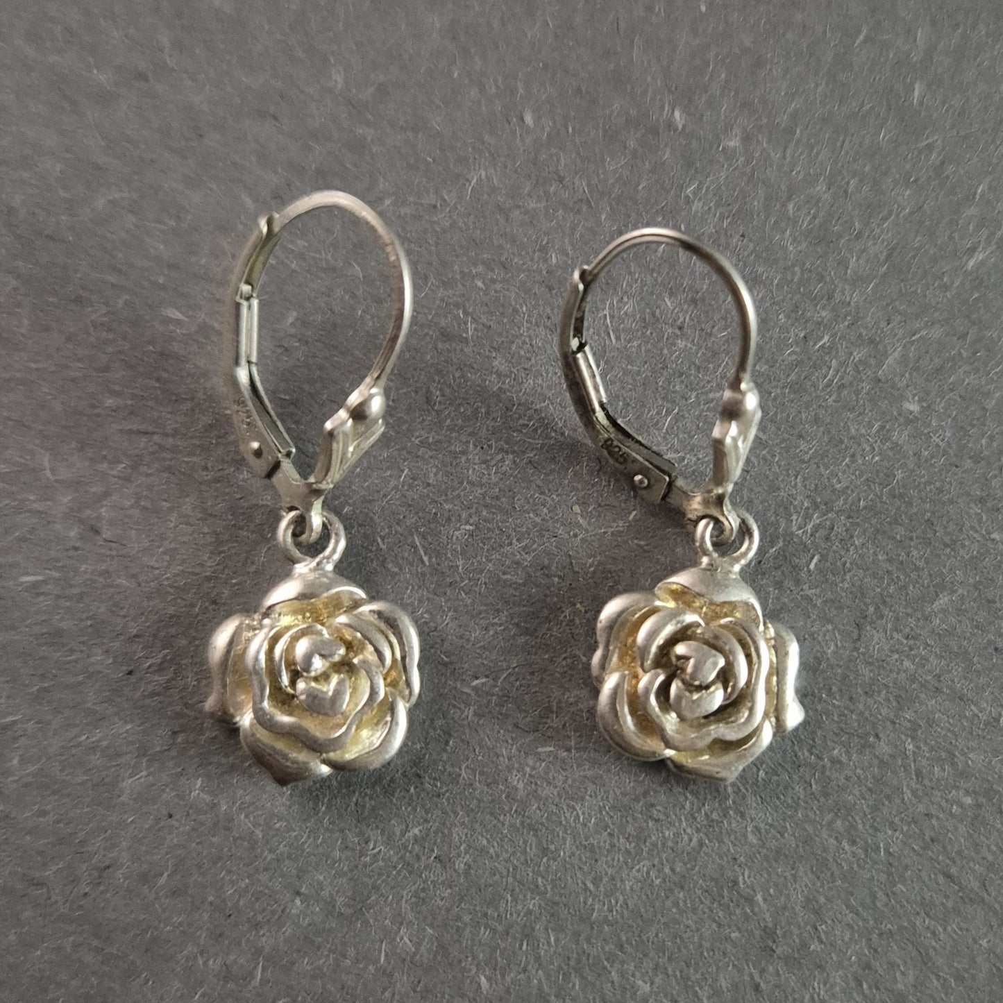 Elegante Silber Ohrhänger mit Rosenanhängern – Romantische Eleganz