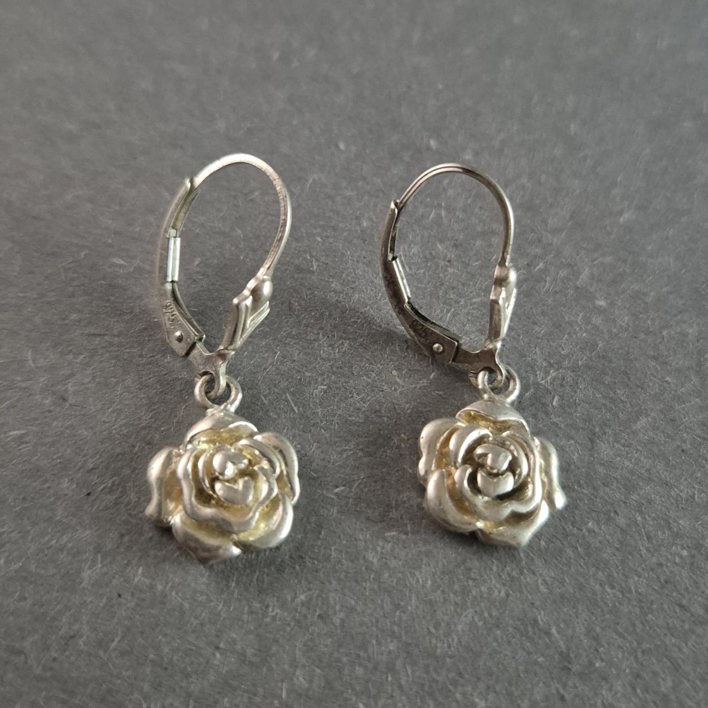 Elegante Silber Ohrhänger mit Rosenanhängern – Romantische Eleganz