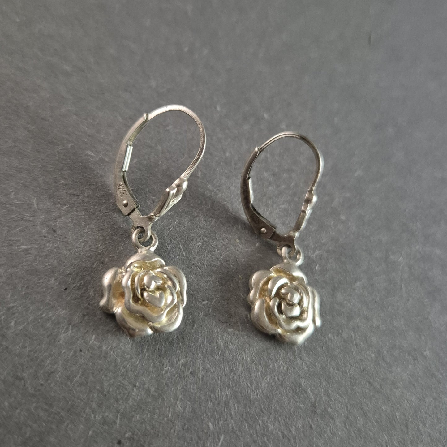 Elegante Silber Ohrhänger mit Rosenanhängern – Romantische Eleganz