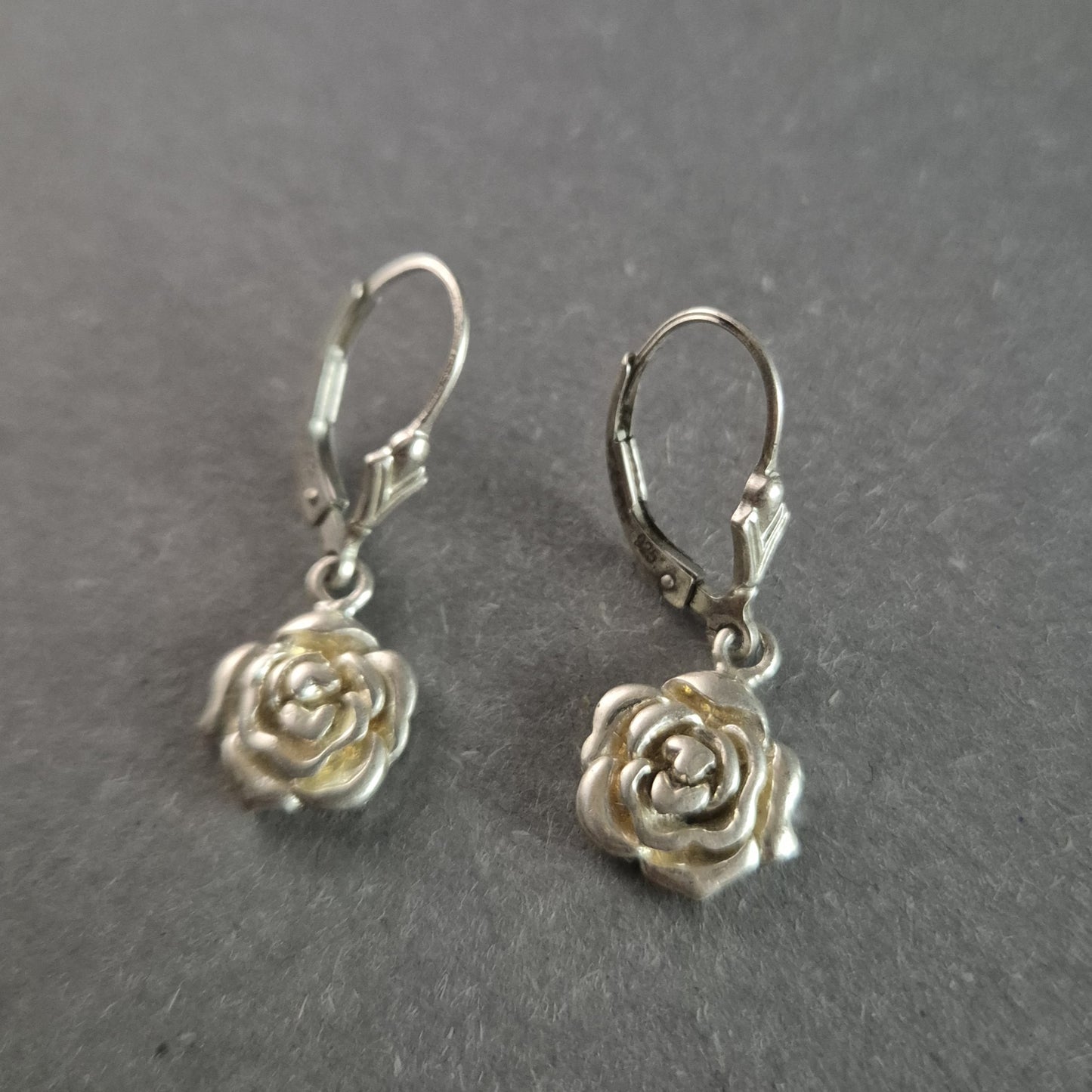Elegante Silber Ohrhänger mit Rosenanhängern – Romantische Eleganz