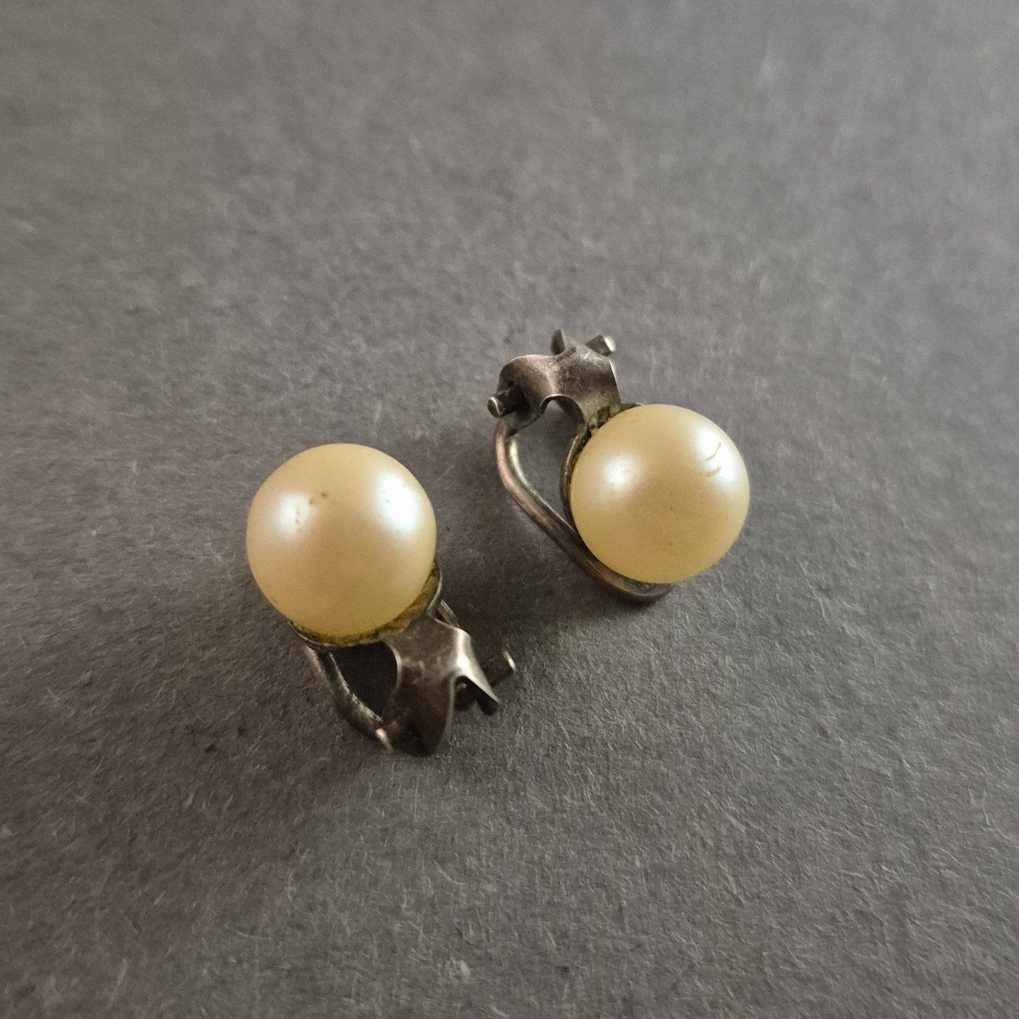 Vintage Perlen-Clip-Ohrringe mit Sternendetails – Zeitlose Eleganz