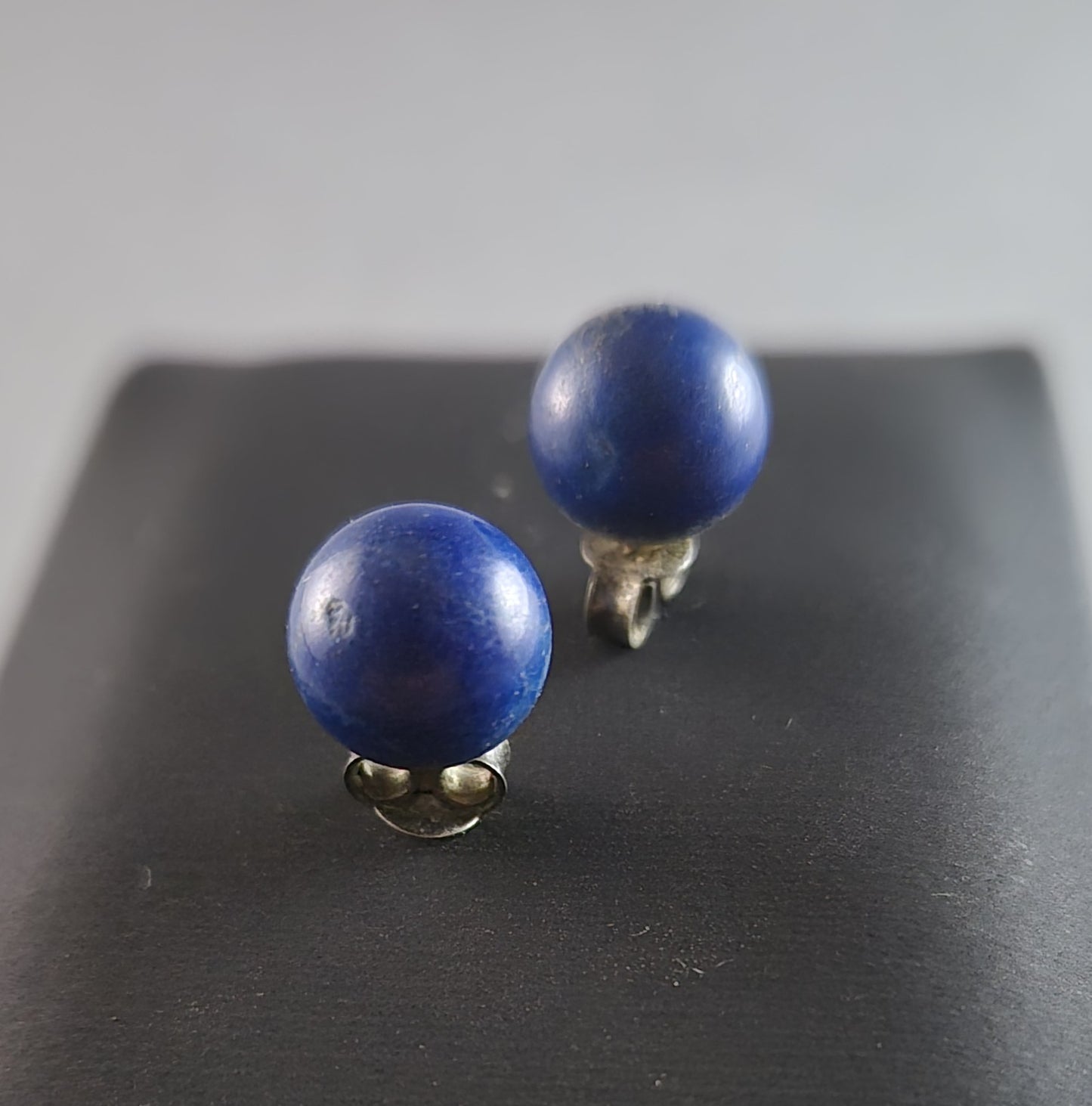 Vintage Clip-Ohrringe mit blauen Steinen – Klassische Eleganz in tiefem Blau