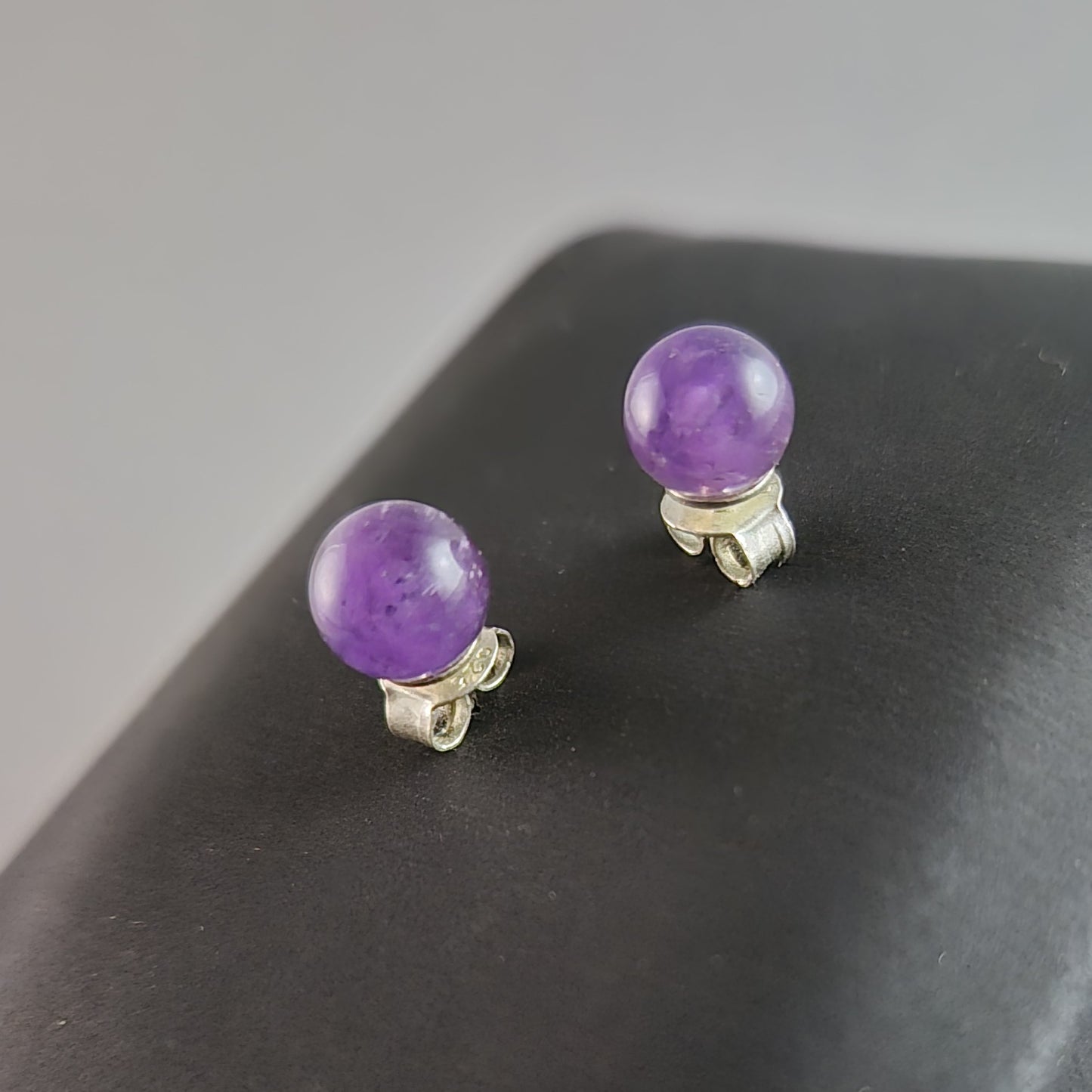 Amethyst Ohrstecker aus Silber – Eleganz in Violett