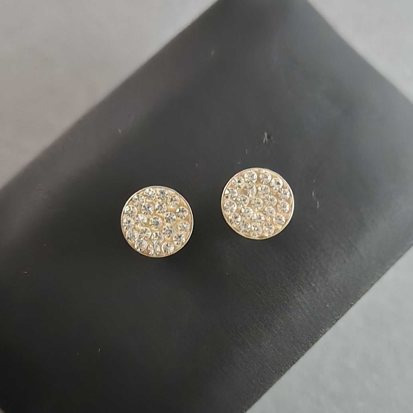 Elegante Ohrstecker mit glitzernden Strasssteinen – Zeitloser Glanz