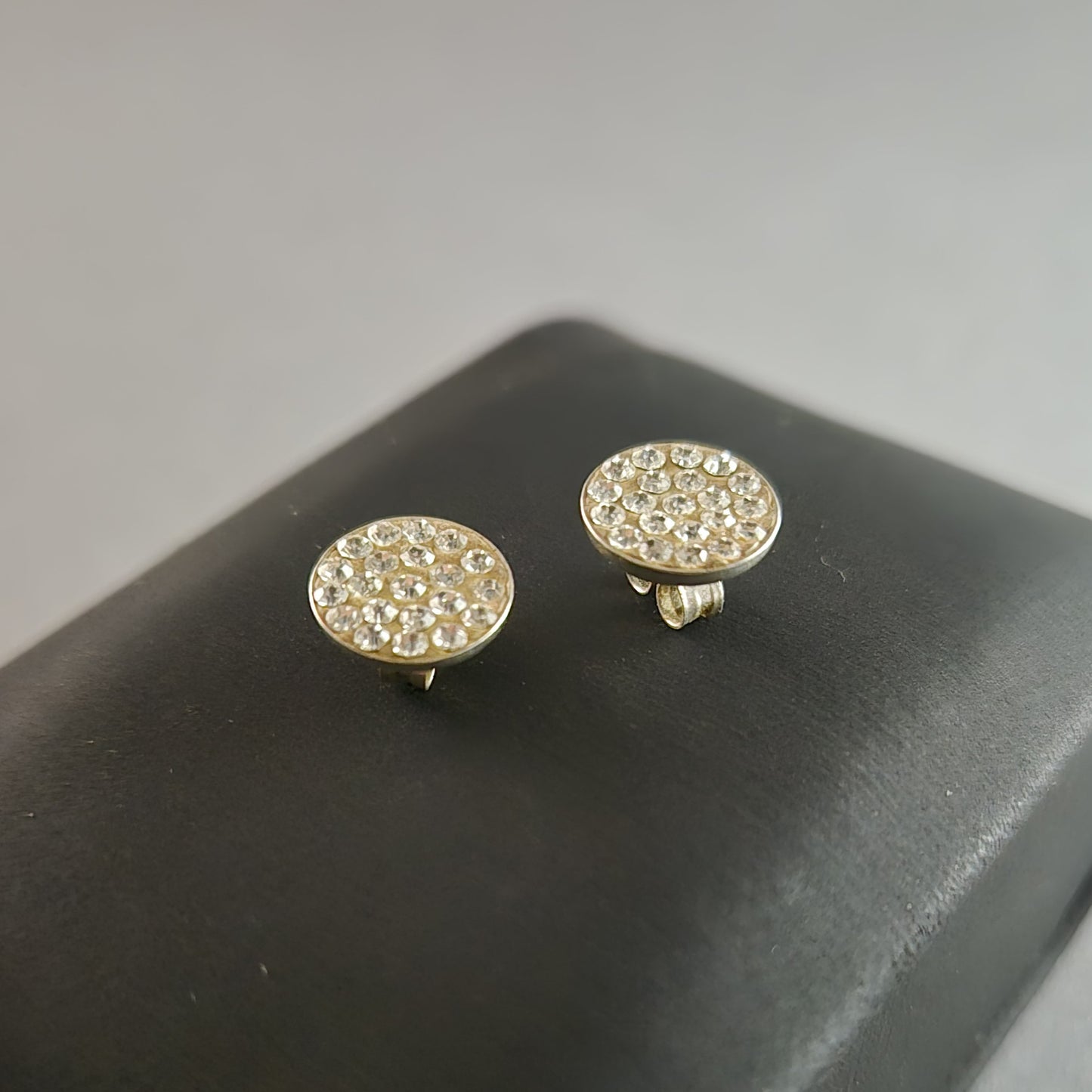 Elegante Ohrstecker mit glitzernden Strasssteinen – Zeitloser Glanz