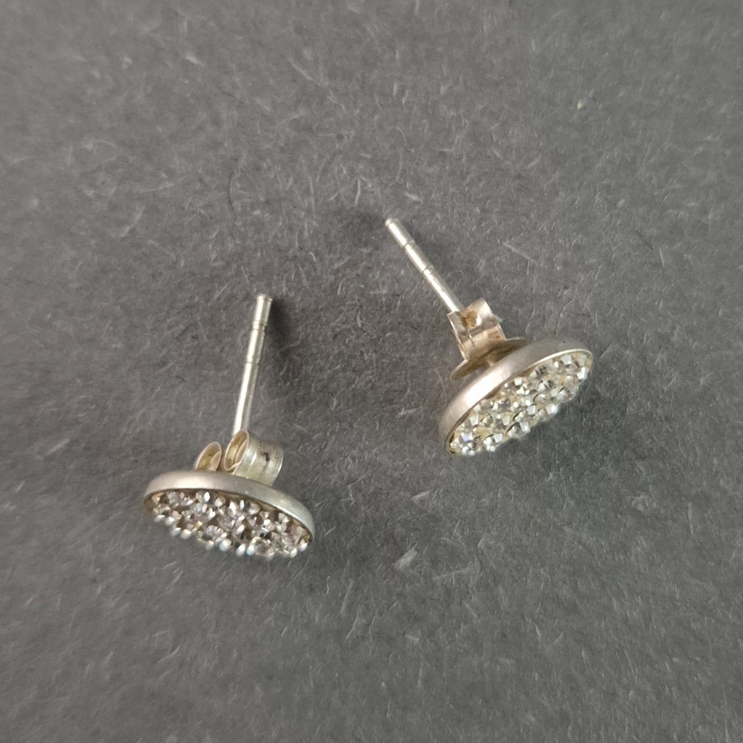 Elegante Ohrstecker mit glitzernden Strasssteinen – Zeitloser Glanz