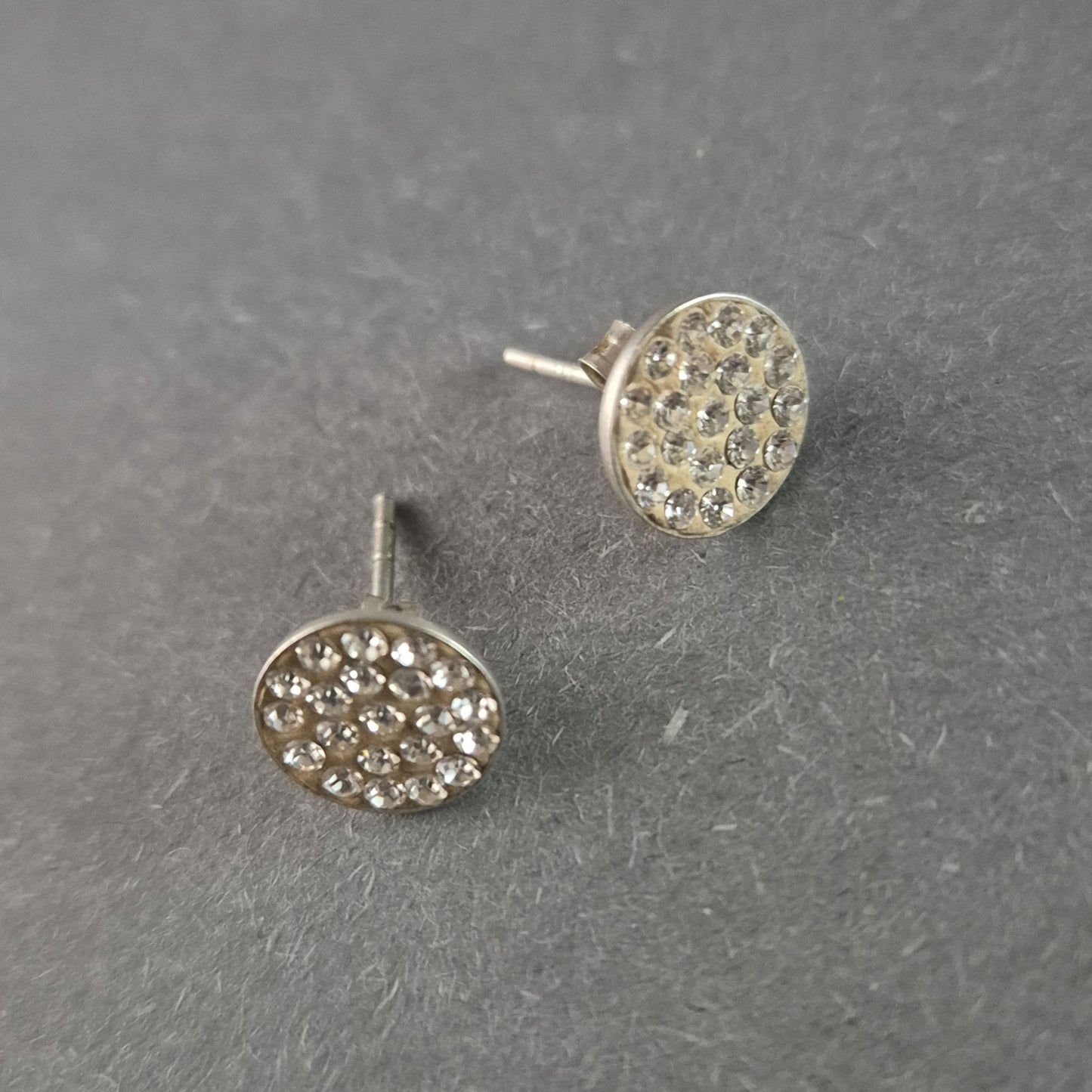 Elegante Ohrstecker mit glitzernden Strasssteinen – Zeitloser Glanz