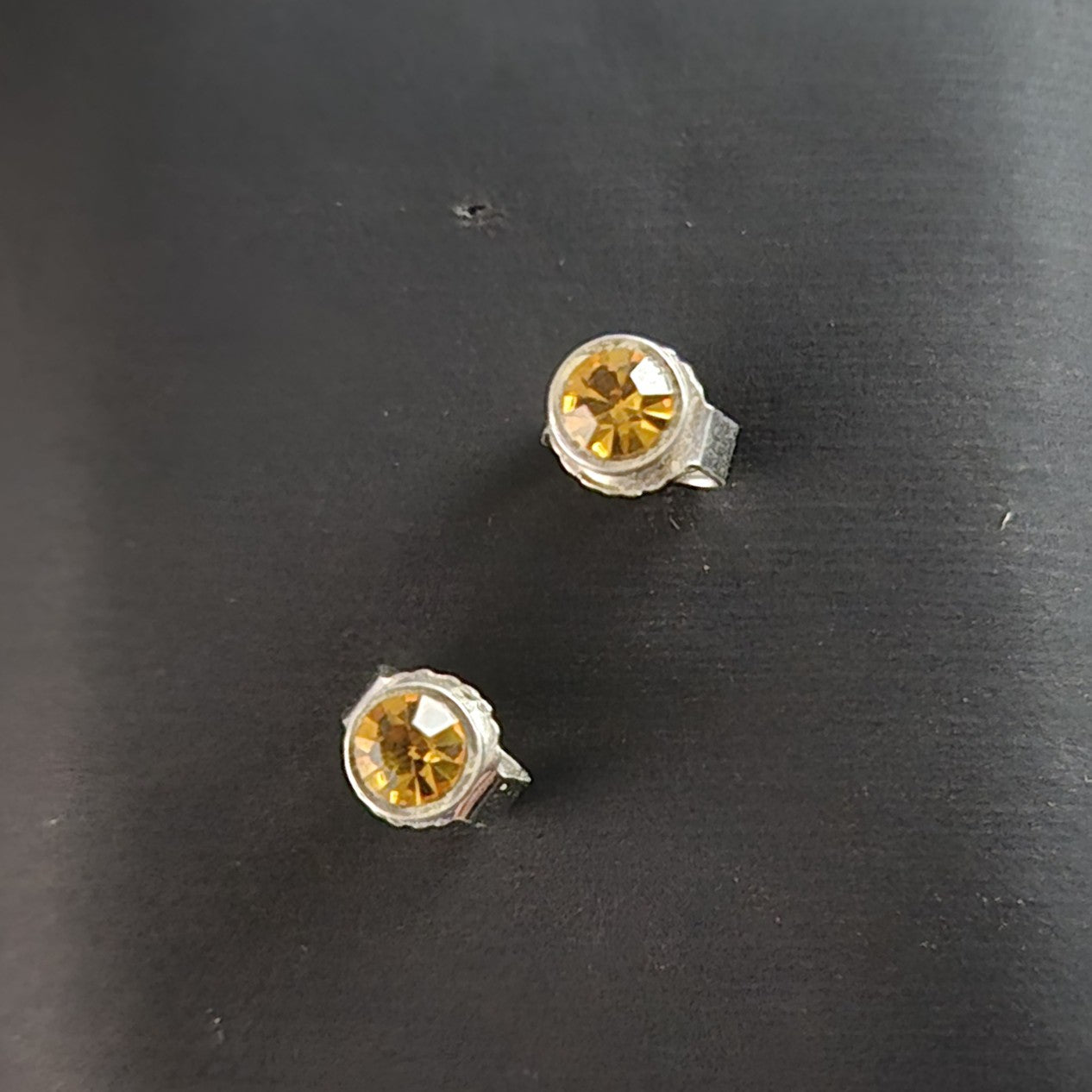 Elegante Ohrstecker mit gelbem Stein – Stilvoll und Zeitlos