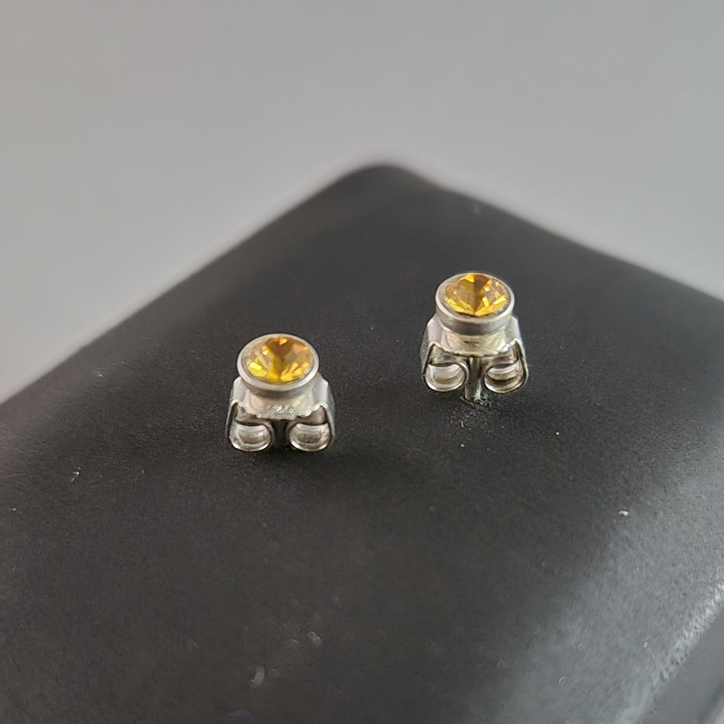 Elegante Ohrstecker mit gelbem Stein – Stilvoll und Zeitlos