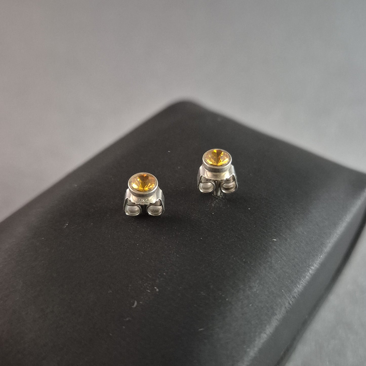 Elegante Ohrstecker mit gelbem Stein – Stilvoll und Zeitlos