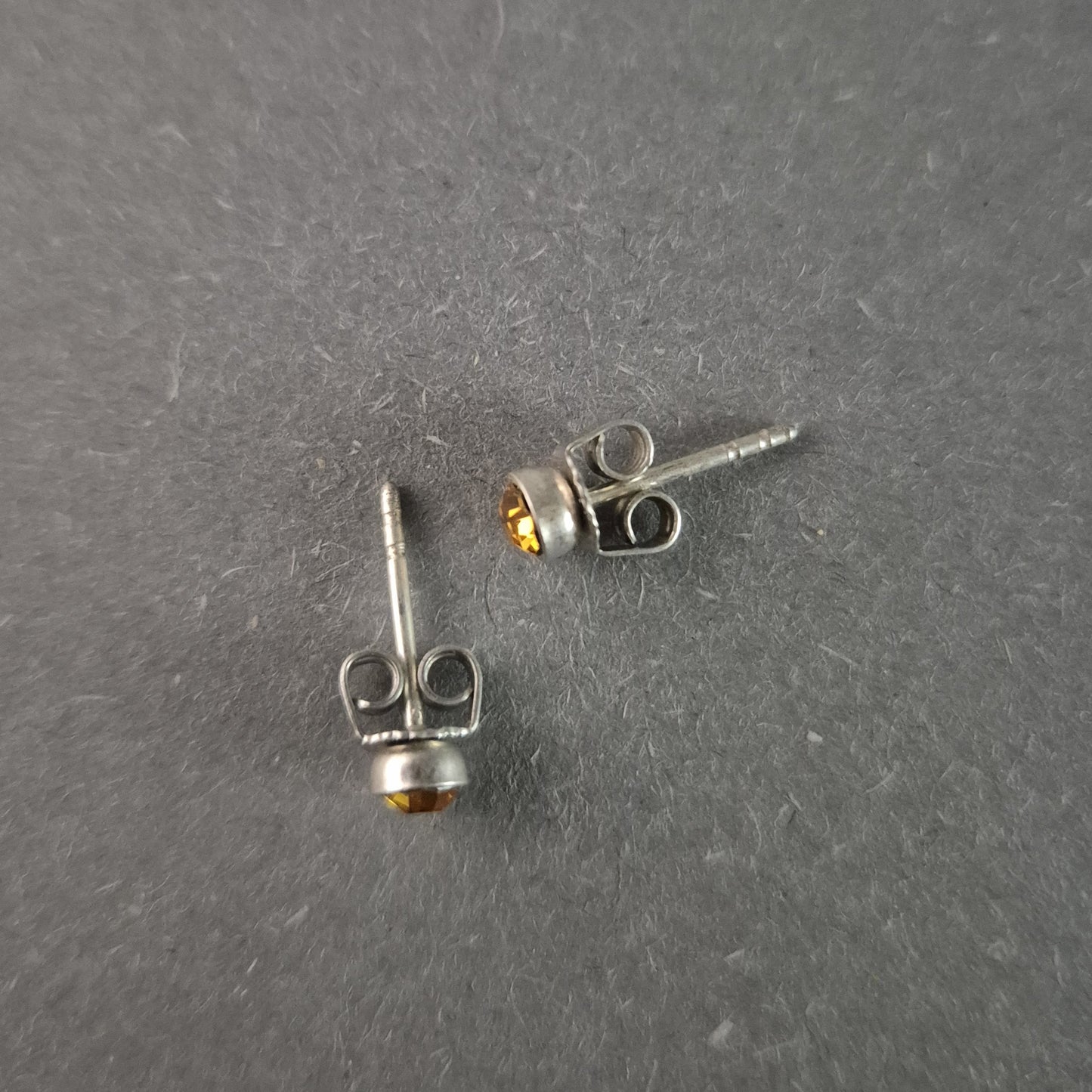 Elegante Ohrstecker mit gelbem Stein – Stilvoll und Zeitlos