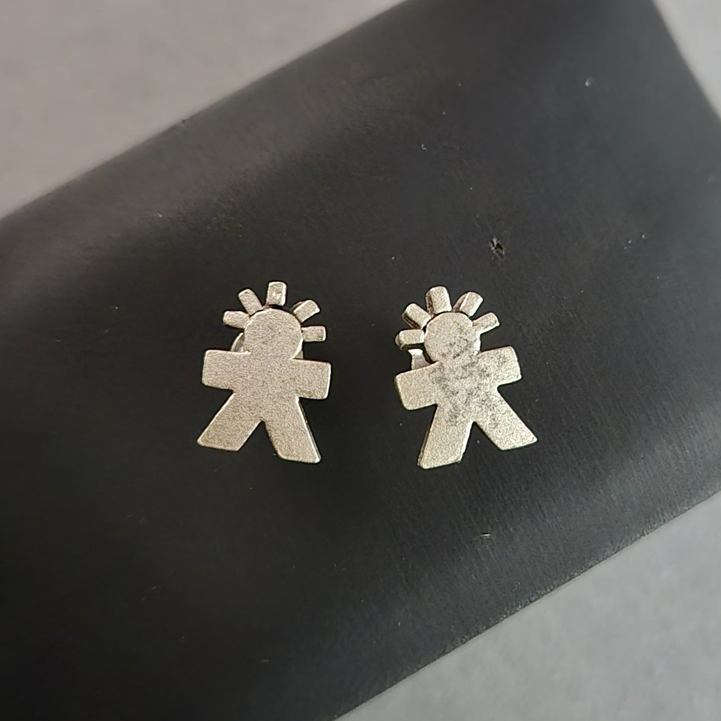 Silberne Ohrstecker im Sonnen-Männchen-Design – Verspielter Charme