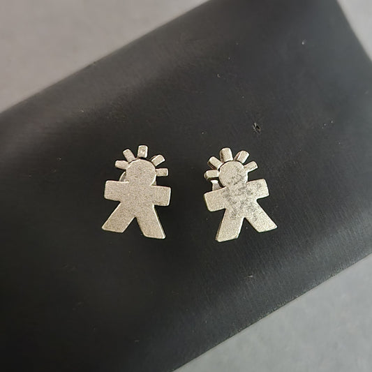 Silberne Ohrstecker im Sonnen-Männchen-Design – Verspielter Charme