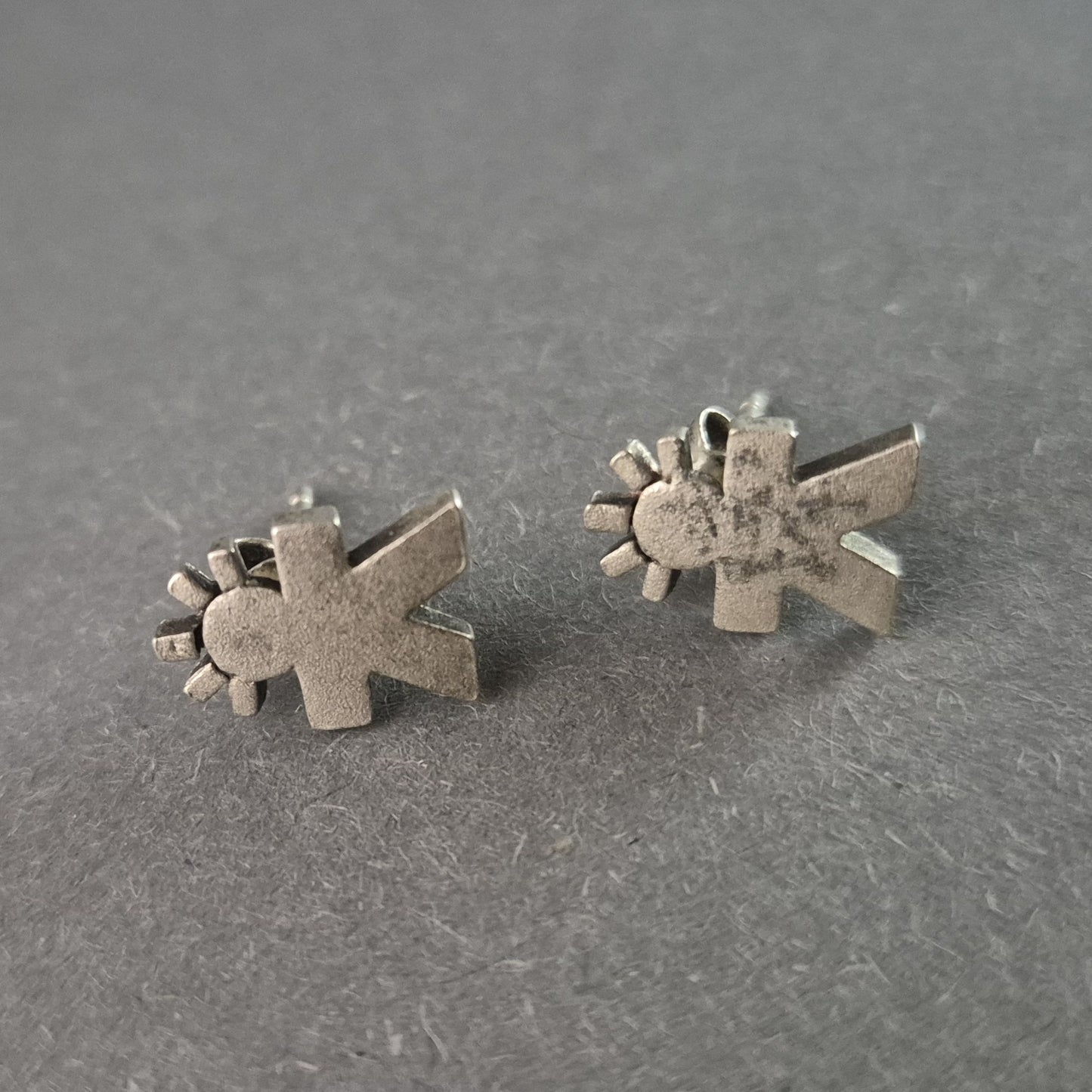 Silberne Ohrstecker im Sonnen-Männchen-Design – Verspielter Charme