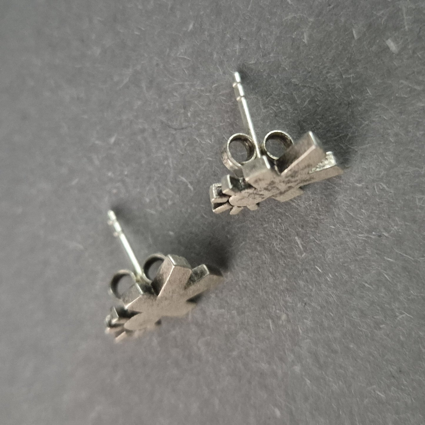 Silberne Ohrstecker im Sonnen-Männchen-Design – Verspielter Charme