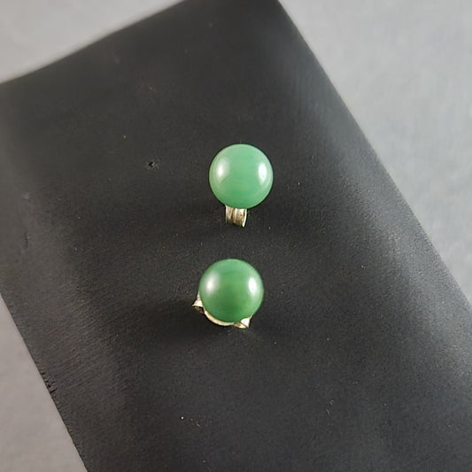 Elegante grüne Jade Ohrstecker – Natürliche Schönheit in zeitlosem Design