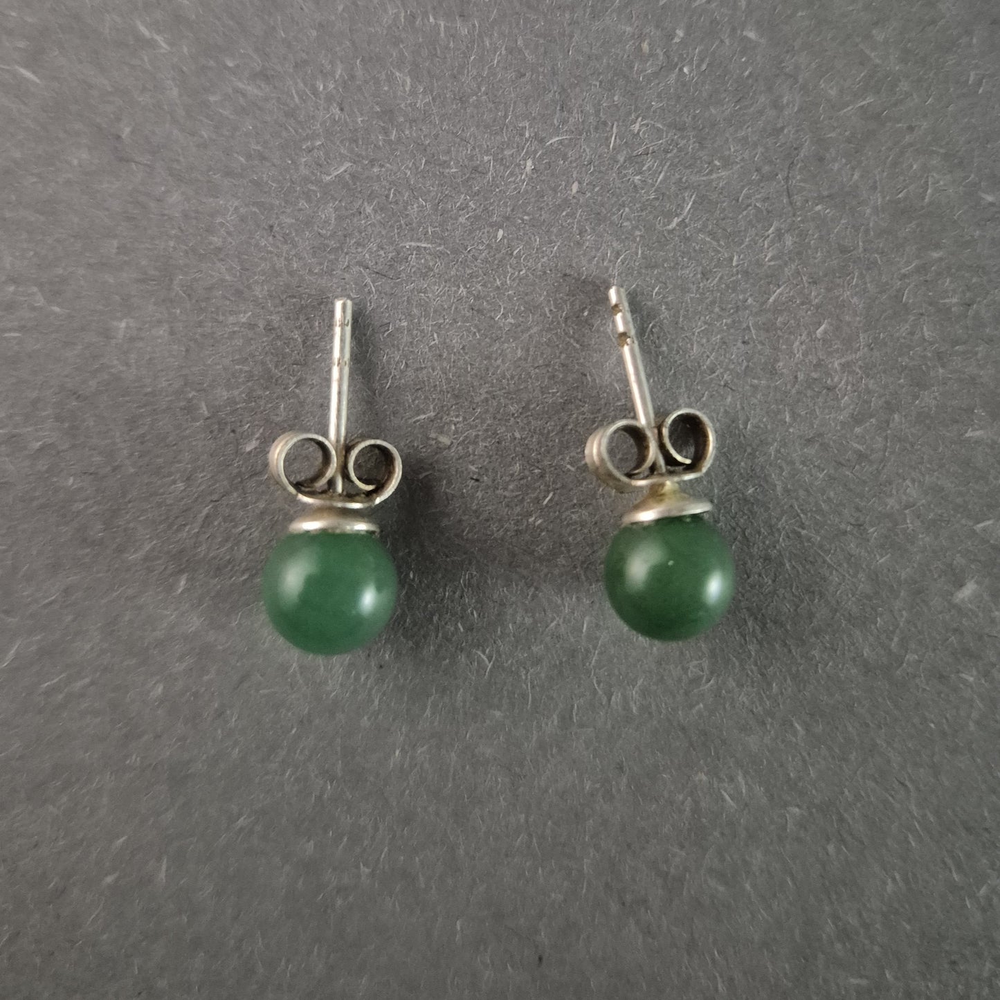 Elegante grüne Jade Ohrstecker – Natürliche Schönheit in zeitlosem Design