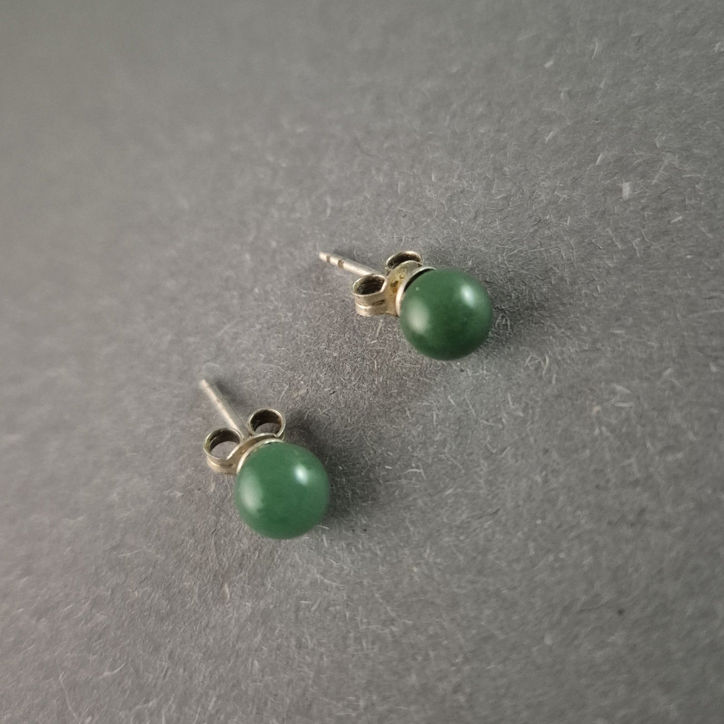 Elegante grüne Jade Ohrstecker – Natürliche Schönheit in zeitlosem Design