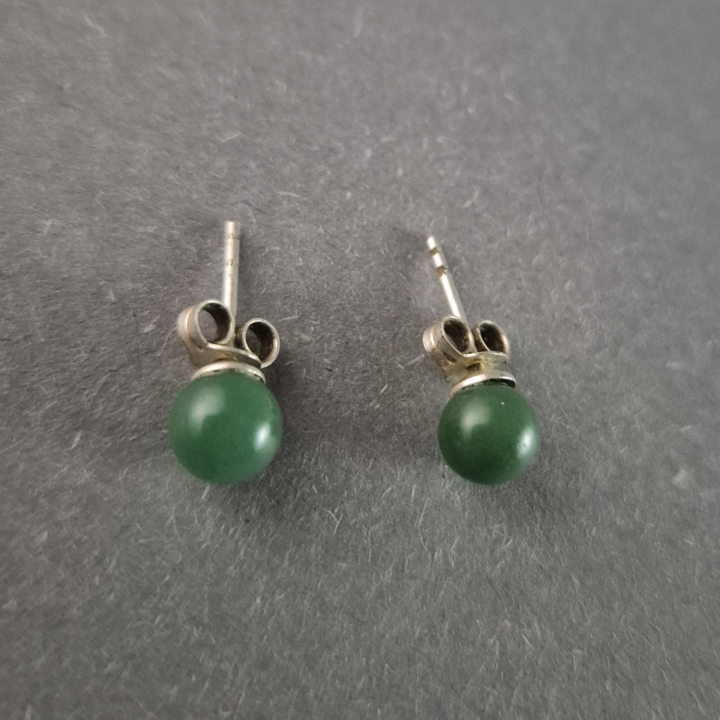 Elegante grüne Jade Ohrstecker – Natürliche Schönheit in zeitlosem Design