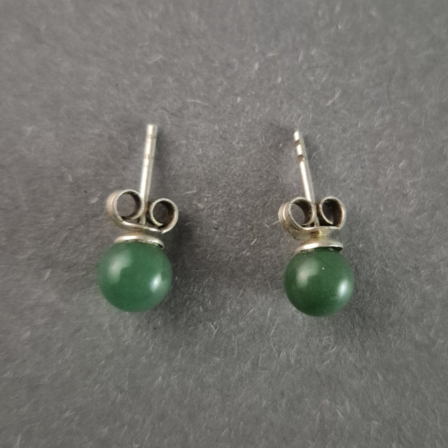 Elegante grüne Jade Ohrstecker – Natürliche Schönheit in zeitlosem Design