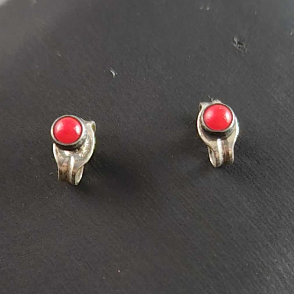 Elegante rote Koralle Ohrstecker – Zeitlose Eleganz in Silber