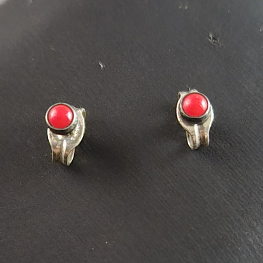 Elegante rote Koralle Ohrstecker – Zeitlose Eleganz in Silber