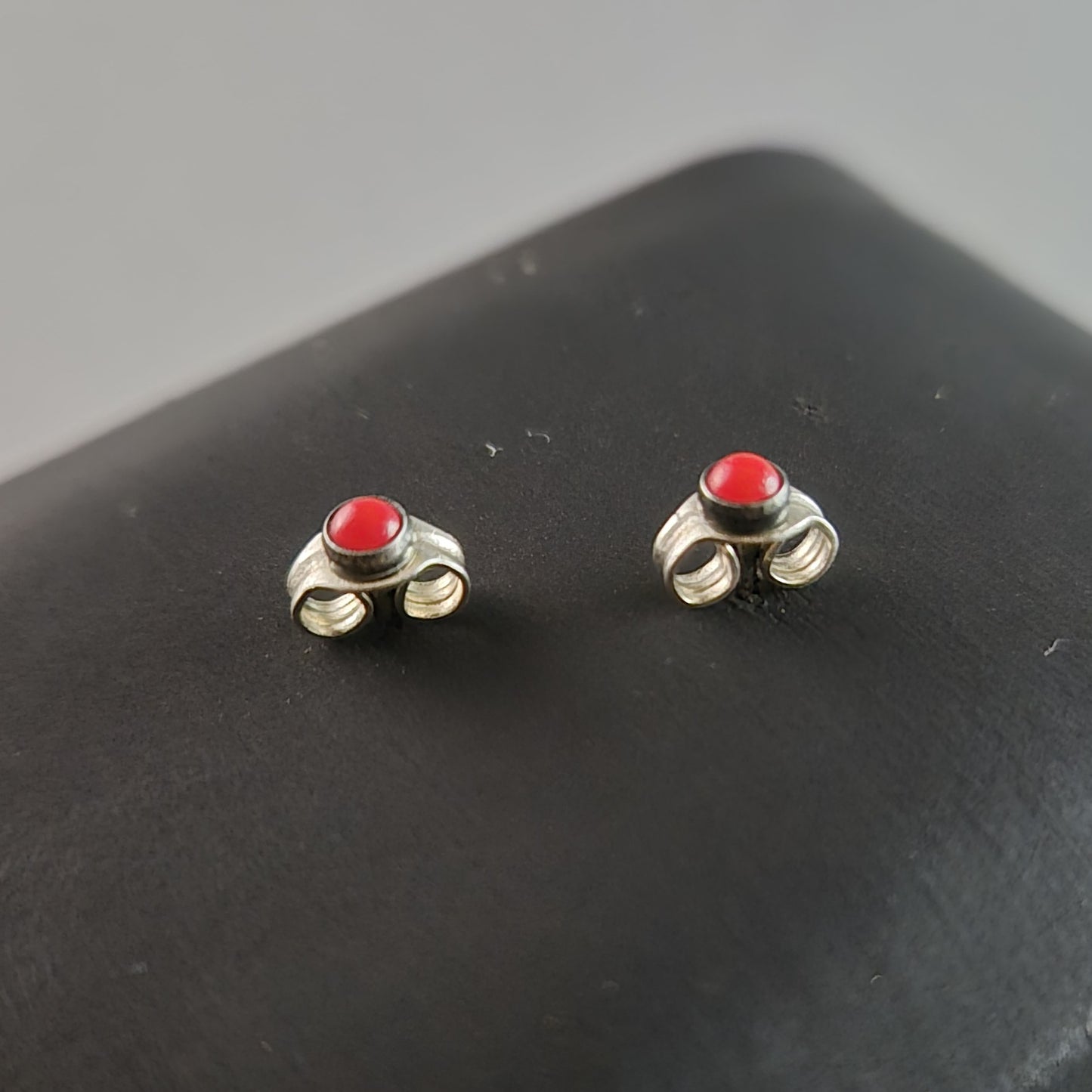Elegante rote Koralle Ohrstecker – Zeitlose Eleganz in Silber